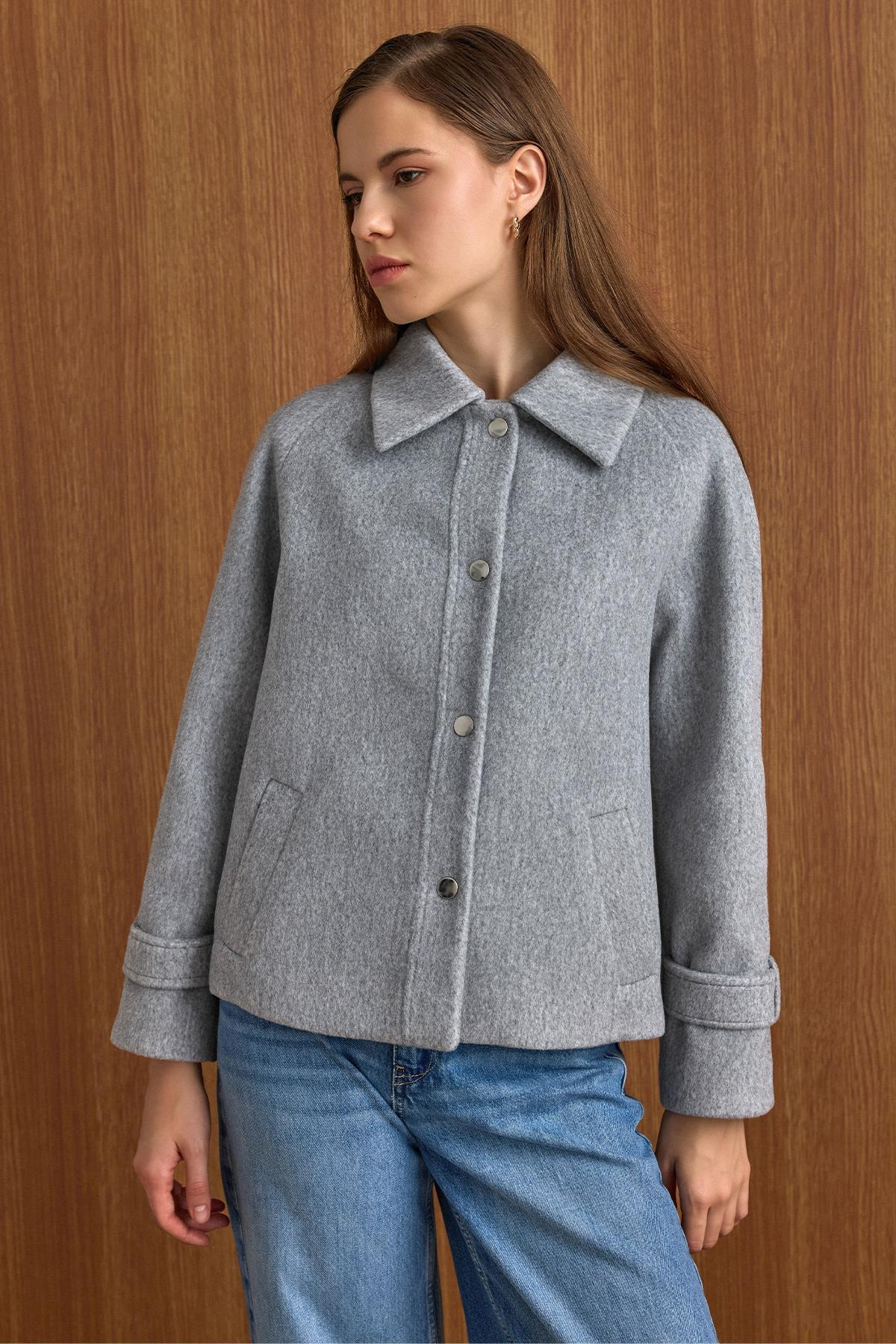 Çıt Çıt Kapamalı Pat Detaylı Kısa Kaban AÇIK GRİ 3163