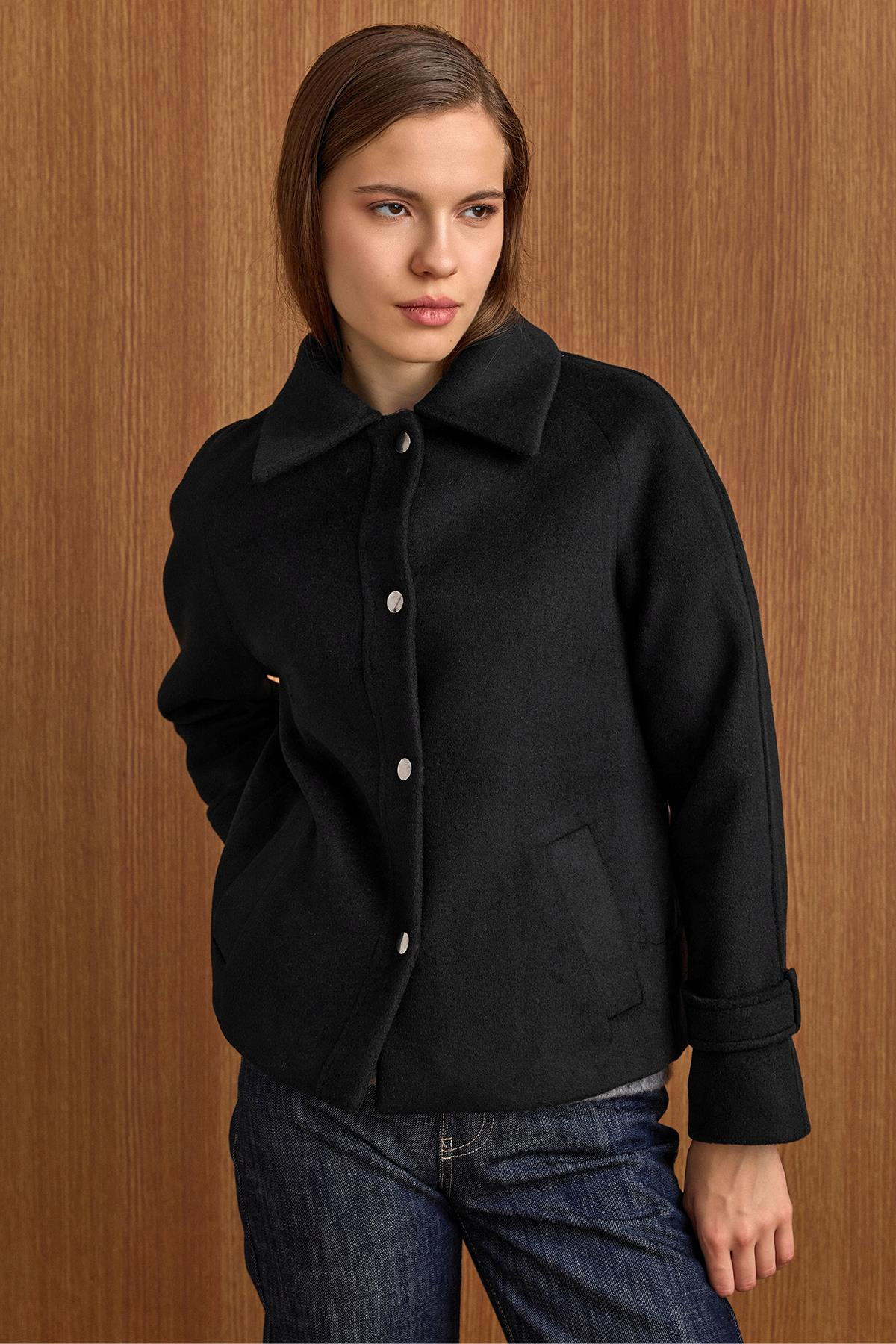 Çıt Çıt Kapamalı Pat Detaylı Kısa Kaban SİYAH 3163
