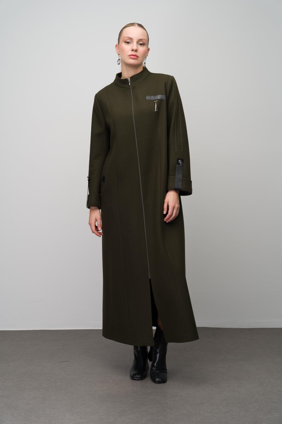 معطف علوي من مزيج الصوف بمقاسات كبيرة مع تفاصيل من الجلد والإكسسوارات يمين 6629