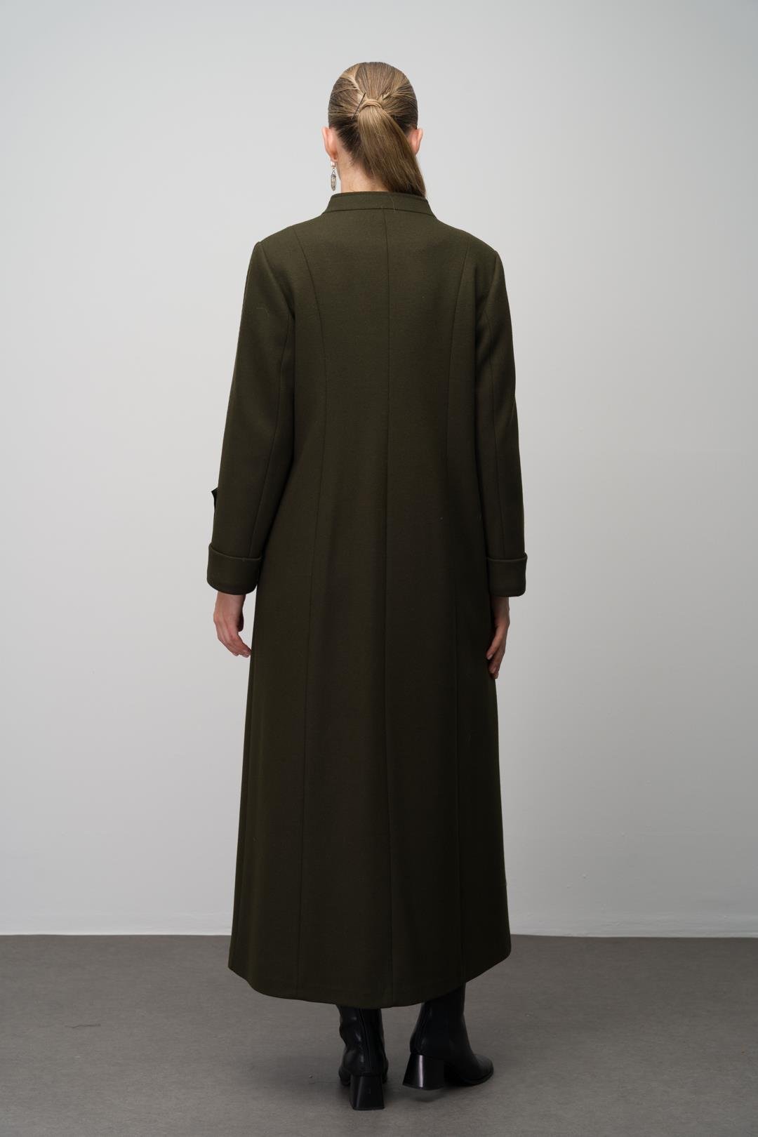 معطف علوي من مزيج الصوف بمقاسات كبيرة مع تفاصيل من الجلد والإكسسوارات يمين 6629