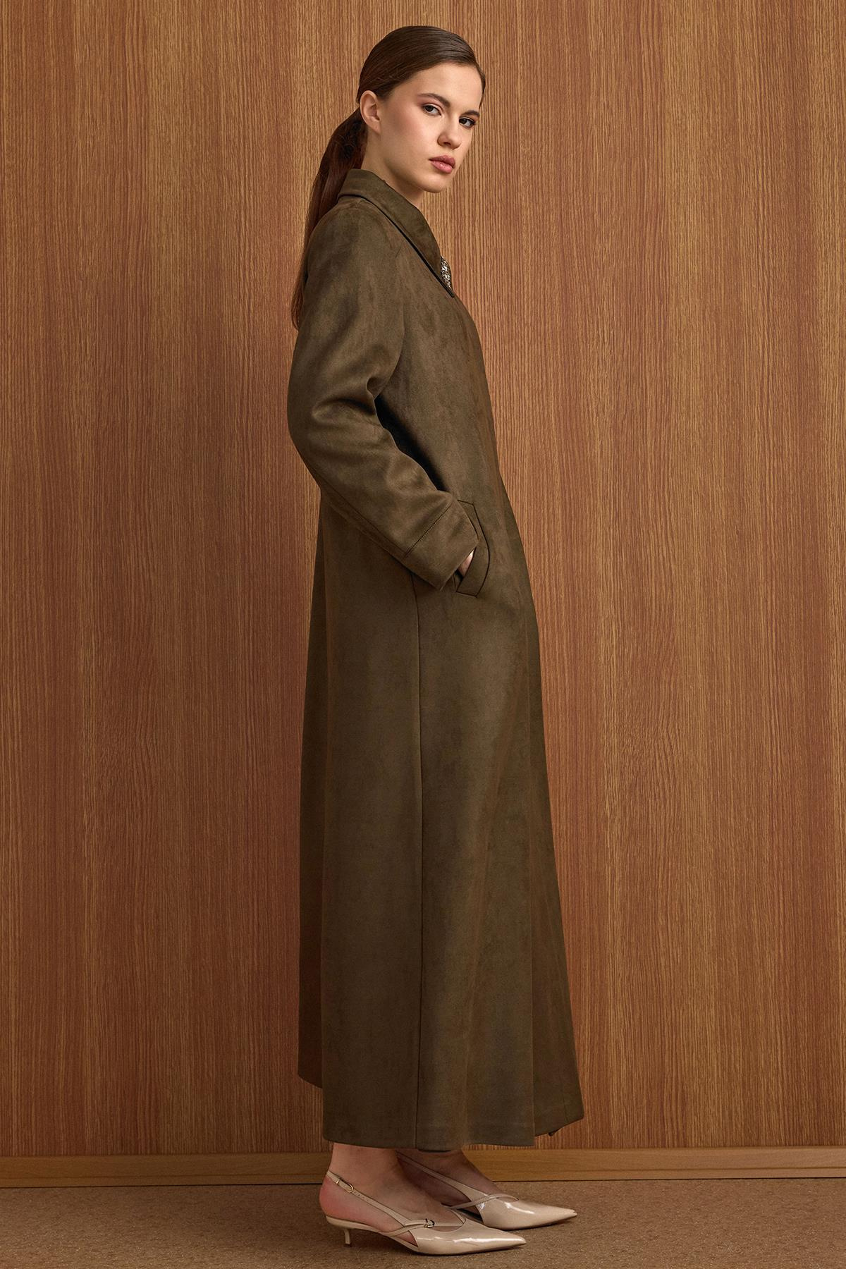 Devrik Yaka Taş Detaylı Süet Görünümlü Büyük Beden Pardesü K.HAKİ 6795