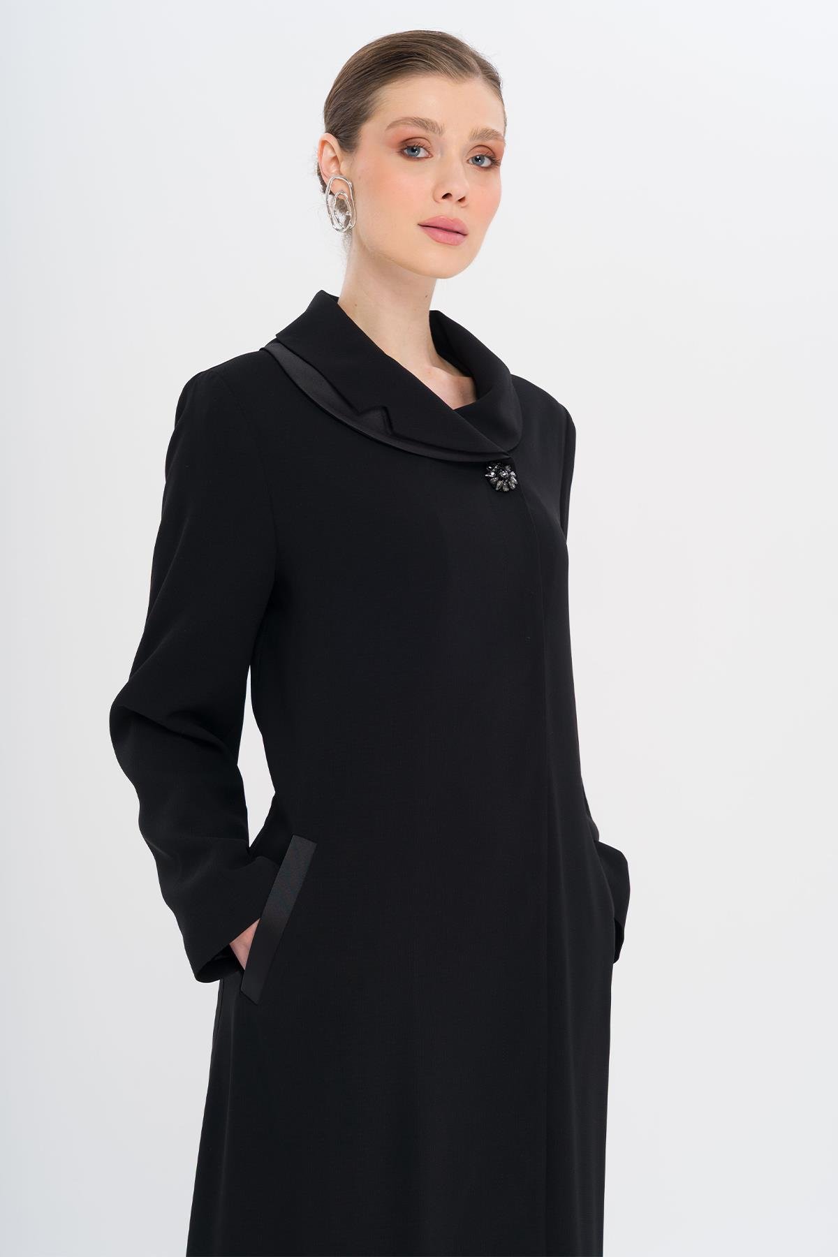 معطف بمقاس كبير مع أزرار من الساتان المزخرف وبطانة أسود 6720