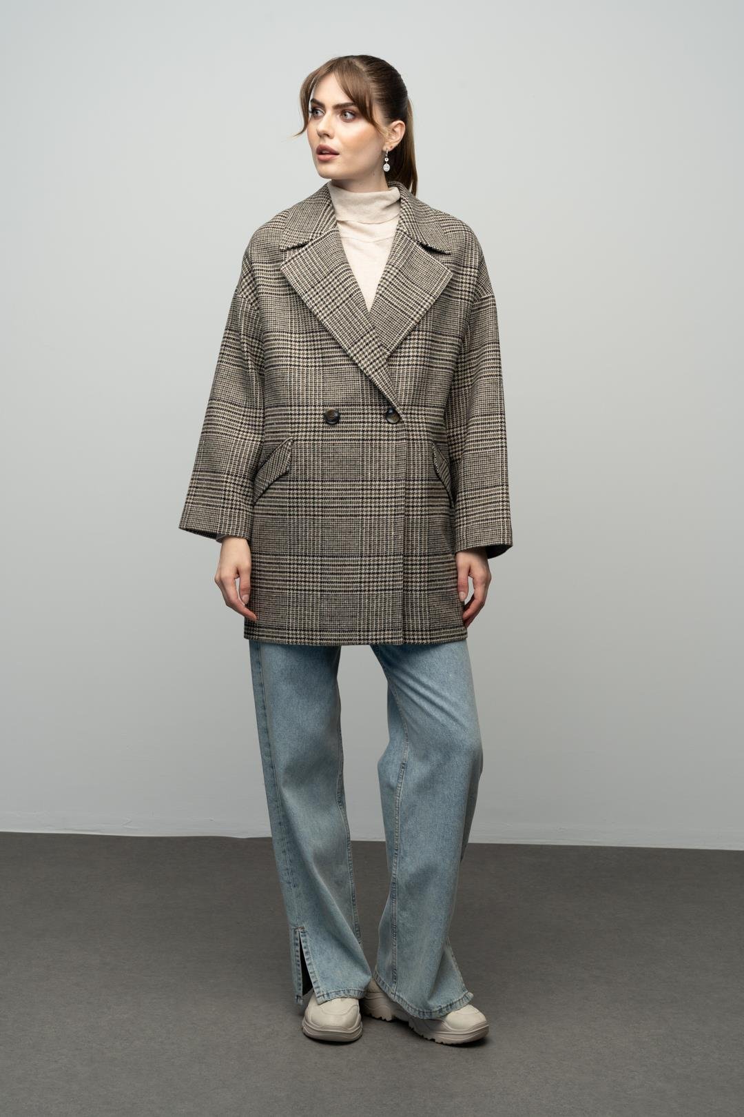 معطف كبير الحجم ذو صدر مزدوج ومنقوش يمين 3020