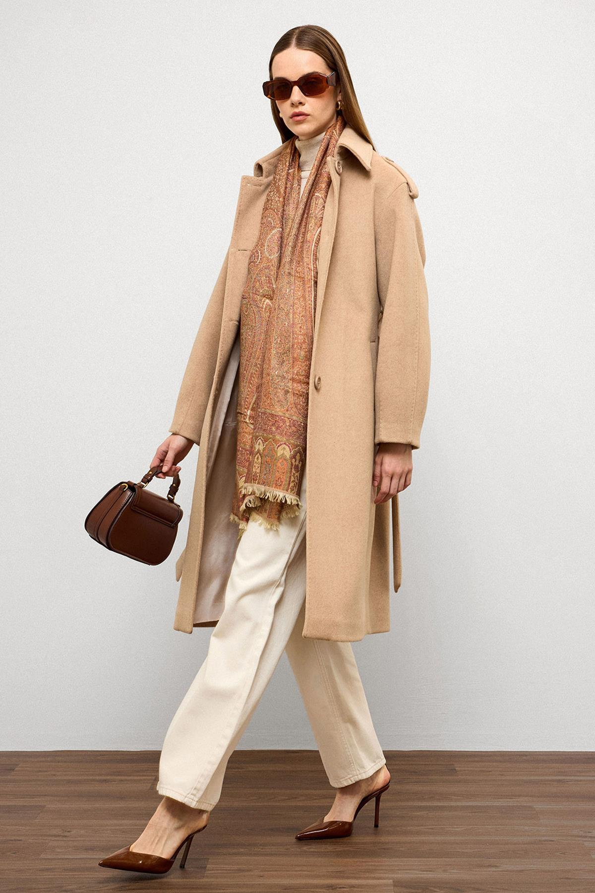 معطف فاخر مع ياقة قميص وتفاصيل غرزة منقطة أ.كامل 3125