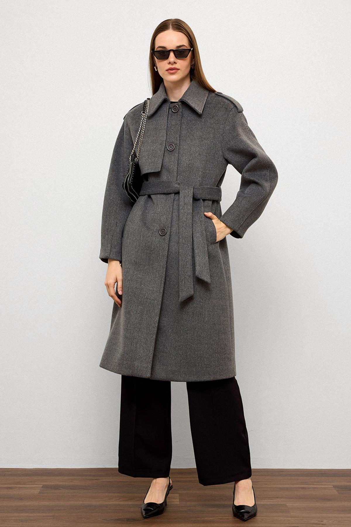 معطف فاخر مع ياقة قميص وتفاصيل غرزة منقطة رمادي 3125