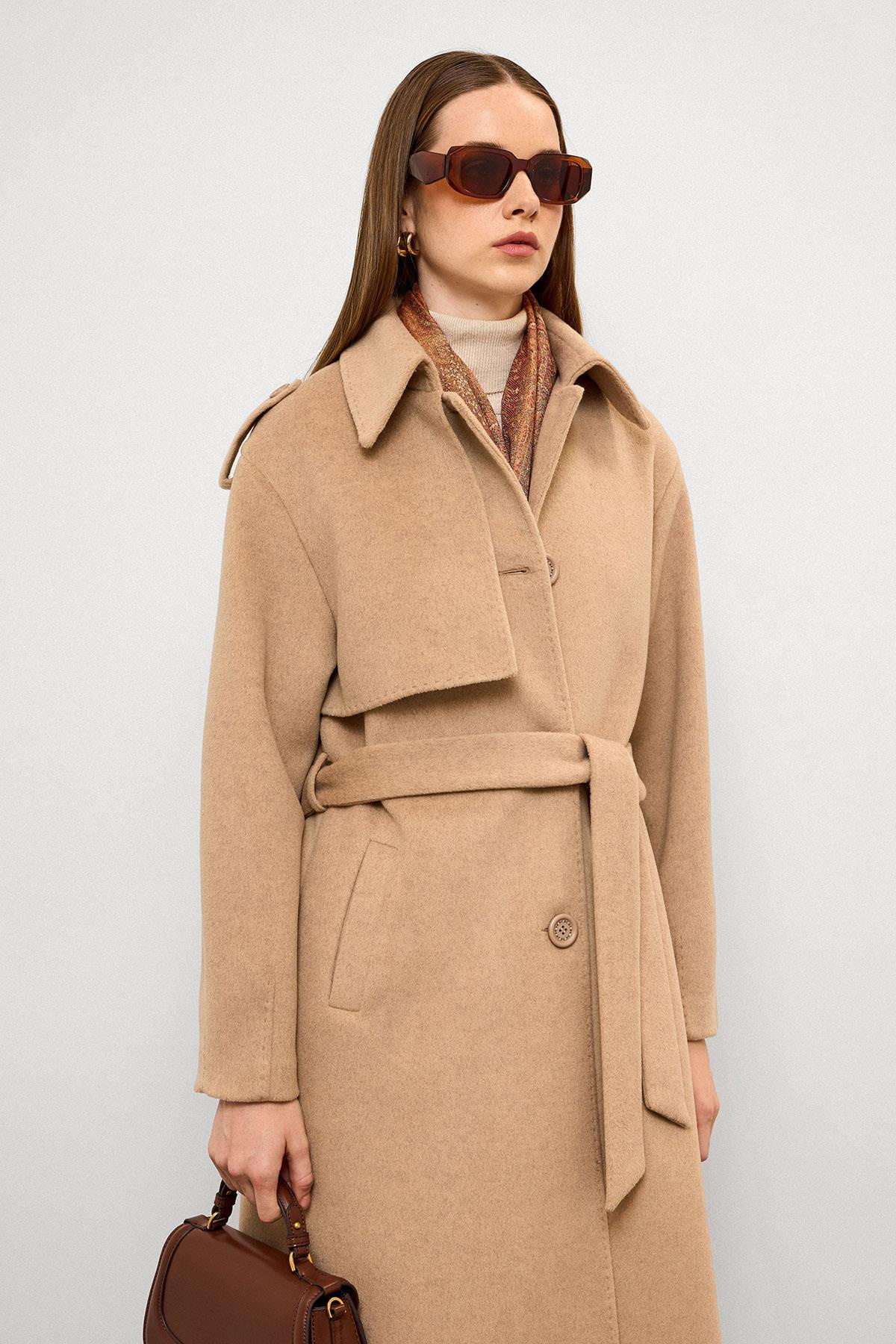 معطف فاخر مع ياقة قميص وتفاصيل غرزة منقطة أ.كامل 3125