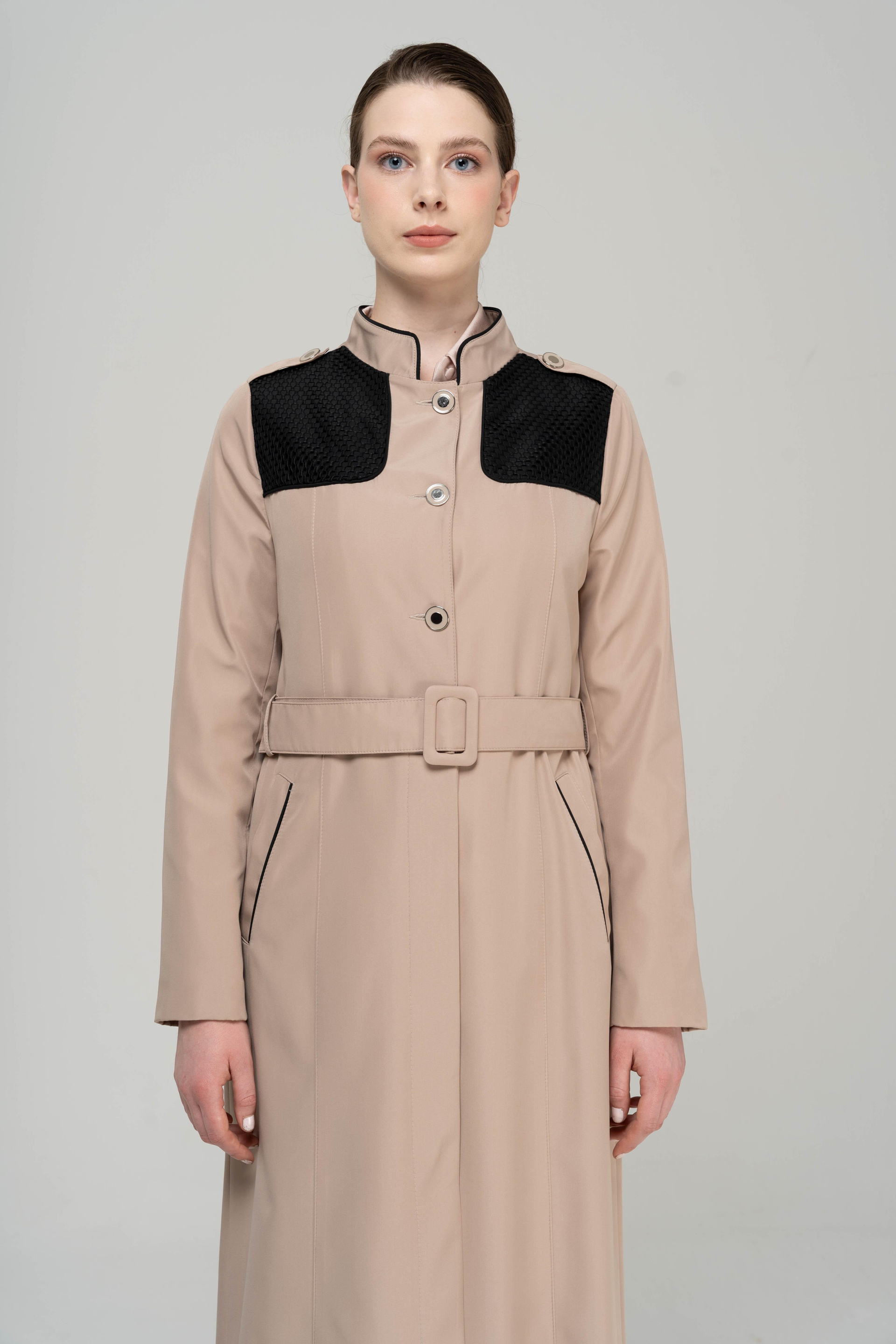 معطف ترنش طويل مع ياقة جد، وكتاف، وتفاصيل شبكية وبطانة فيزون 4294