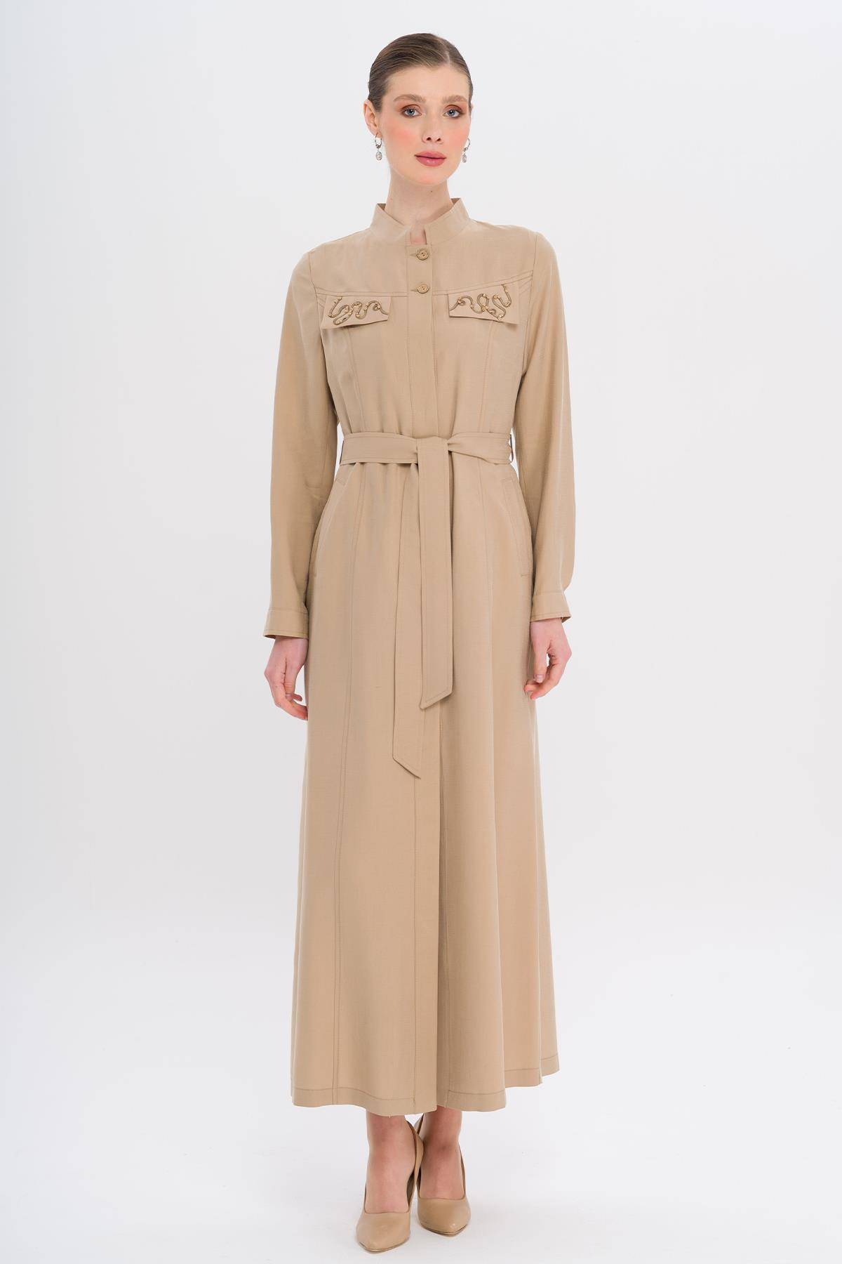 معطف علوي من المودال غير المبطن مع تفاصيل تطريز وخرز على شكل طوق القاضي يفعل 6728