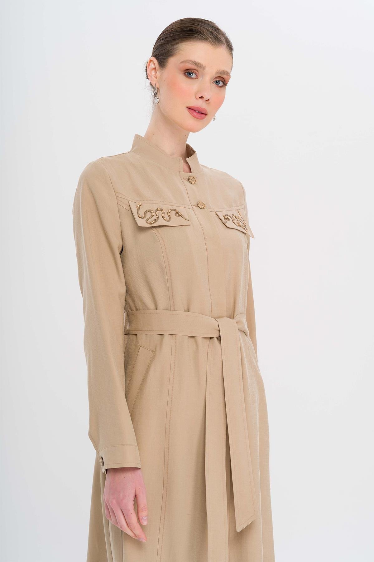 معطف علوي من المودال غير المبطن مع تفاصيل تطريز وخرز على شكل طوق القاضي يفعل 6728