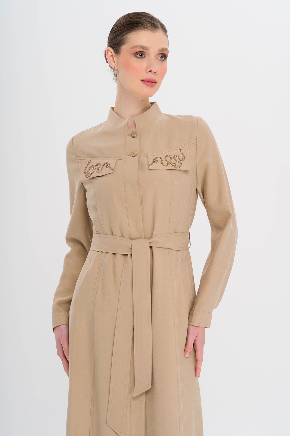 معطف علوي من المودال غير المبطن مع تفاصيل تطريز وخرز على شكل طوق القاضي يفعل 6728