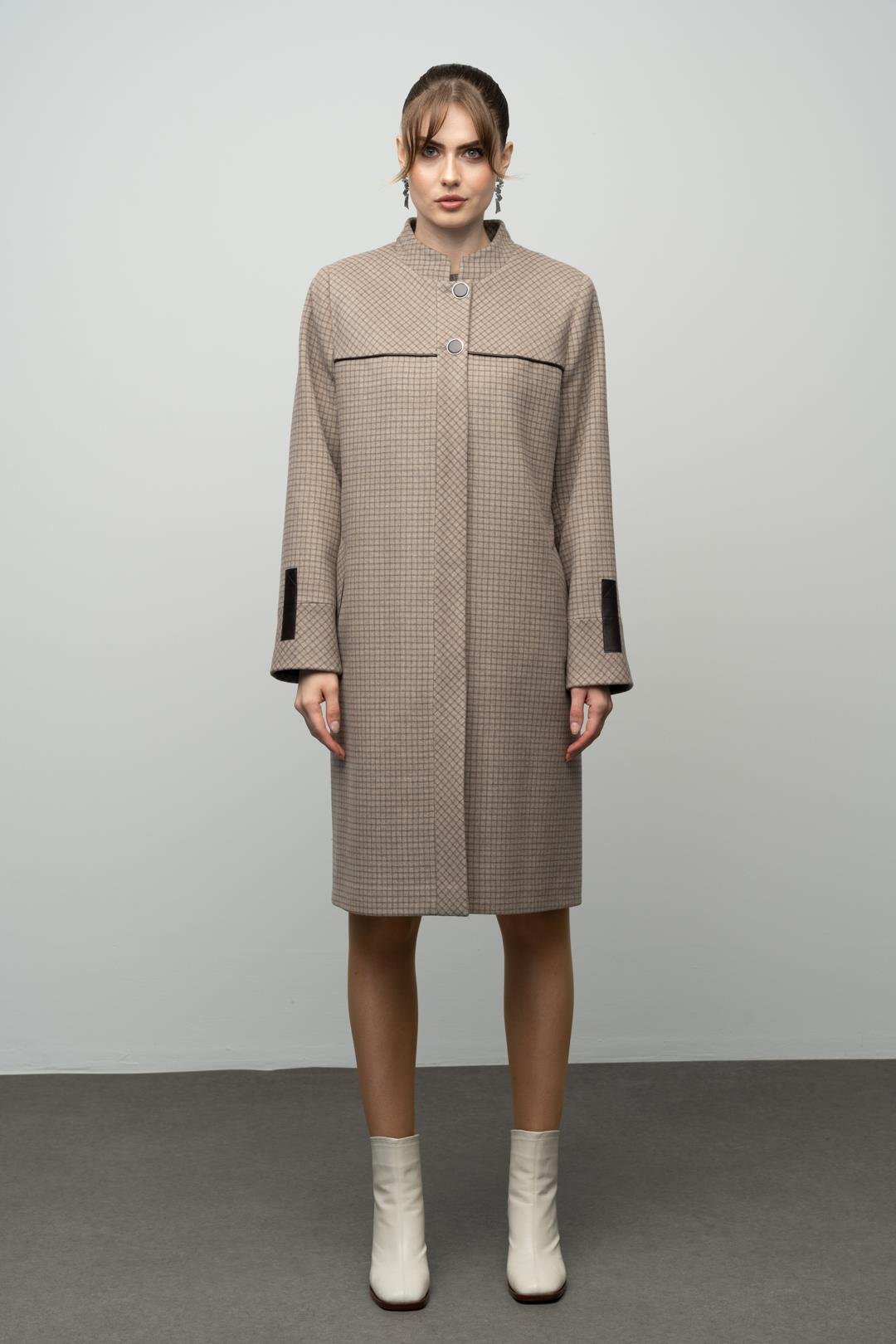 معطف كشمير بمقاس كبير ومنقوش بنمط مربع وياقة قاضية فيزون 3026