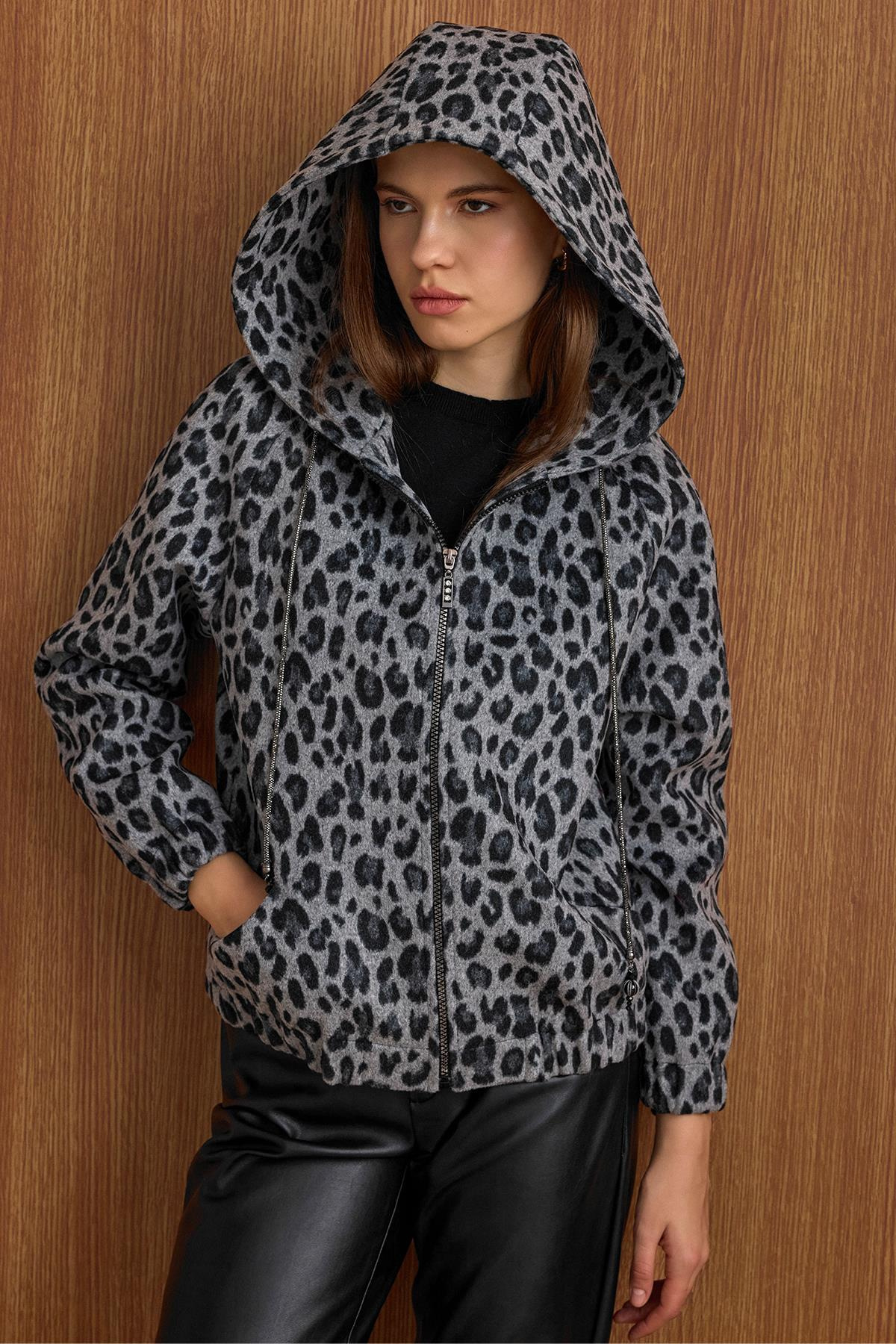 Kapüşonlu Beli Lastikli Oversize Leopar Desenli Kısa Kaban GRİ 3162-L