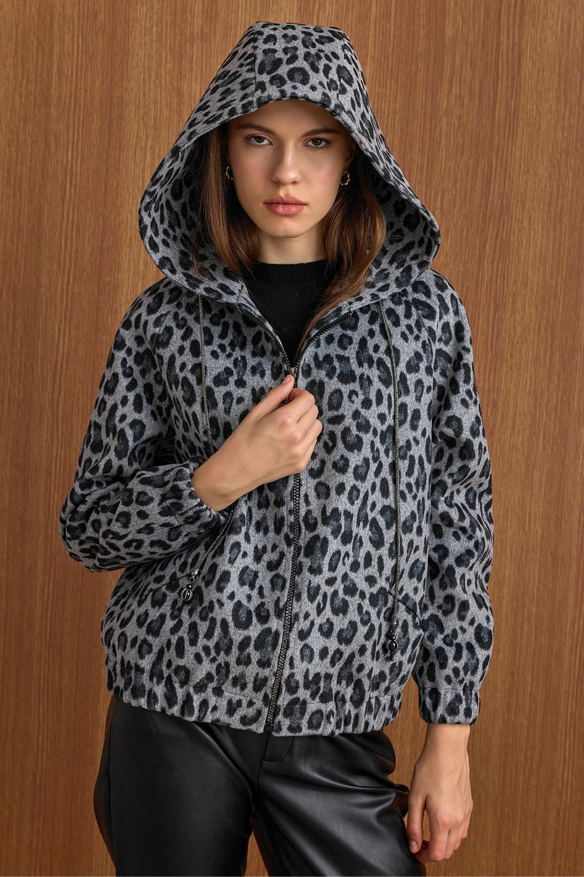 Kapüşonlu Beli Lastikli Oversize Leopar Desenli Kısa Kaban GRİ 3162-L