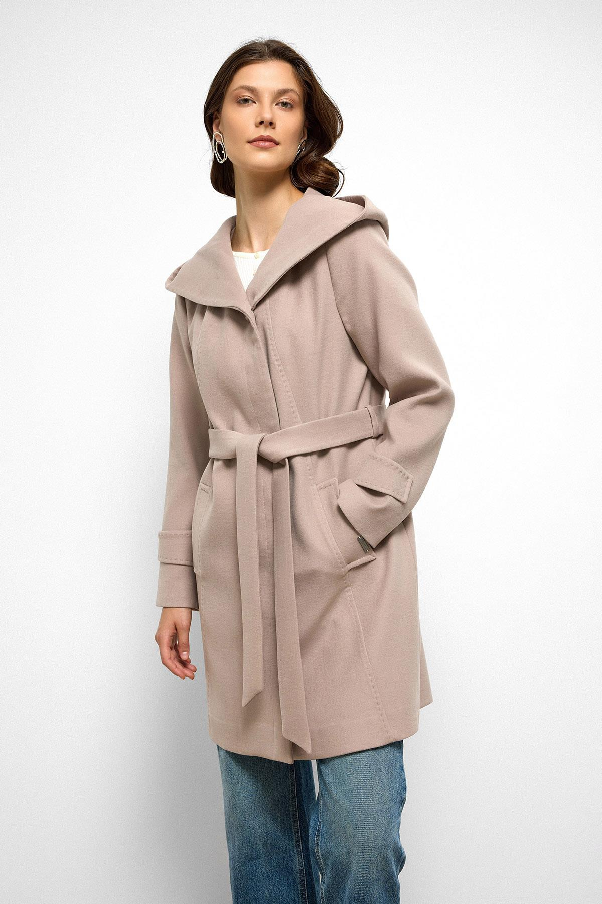 معطف بغطاء رأس مع تفاصيل غرزة منقطة حجر 3102