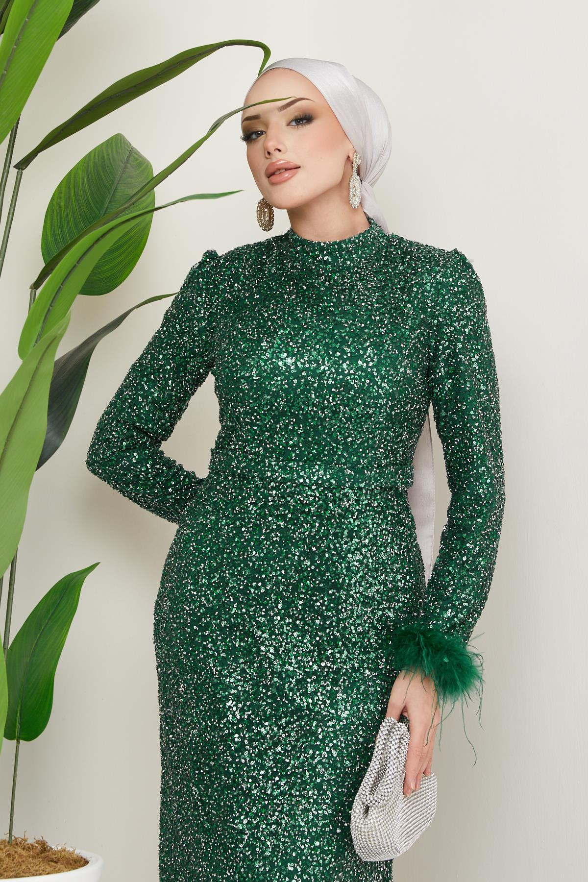 فستان سهرة بتفاصيل ريش على فتحة الذراع ومطرز بالكامل بالترتر والأحجار أخضر 1208