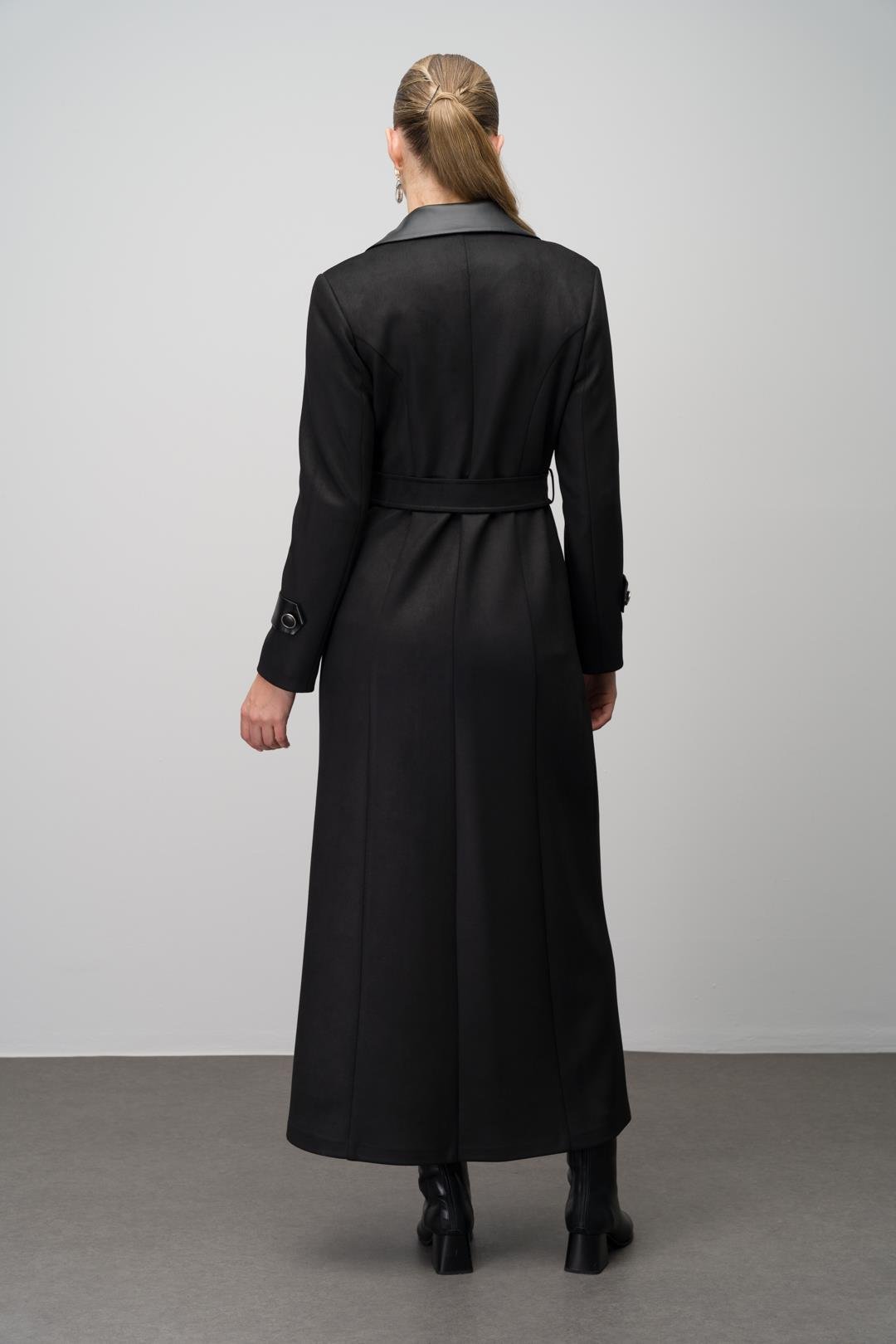 معطف علوي مزدوج الصدر من جلد الغبردين المزين بالجلد السويدي أسود 6647