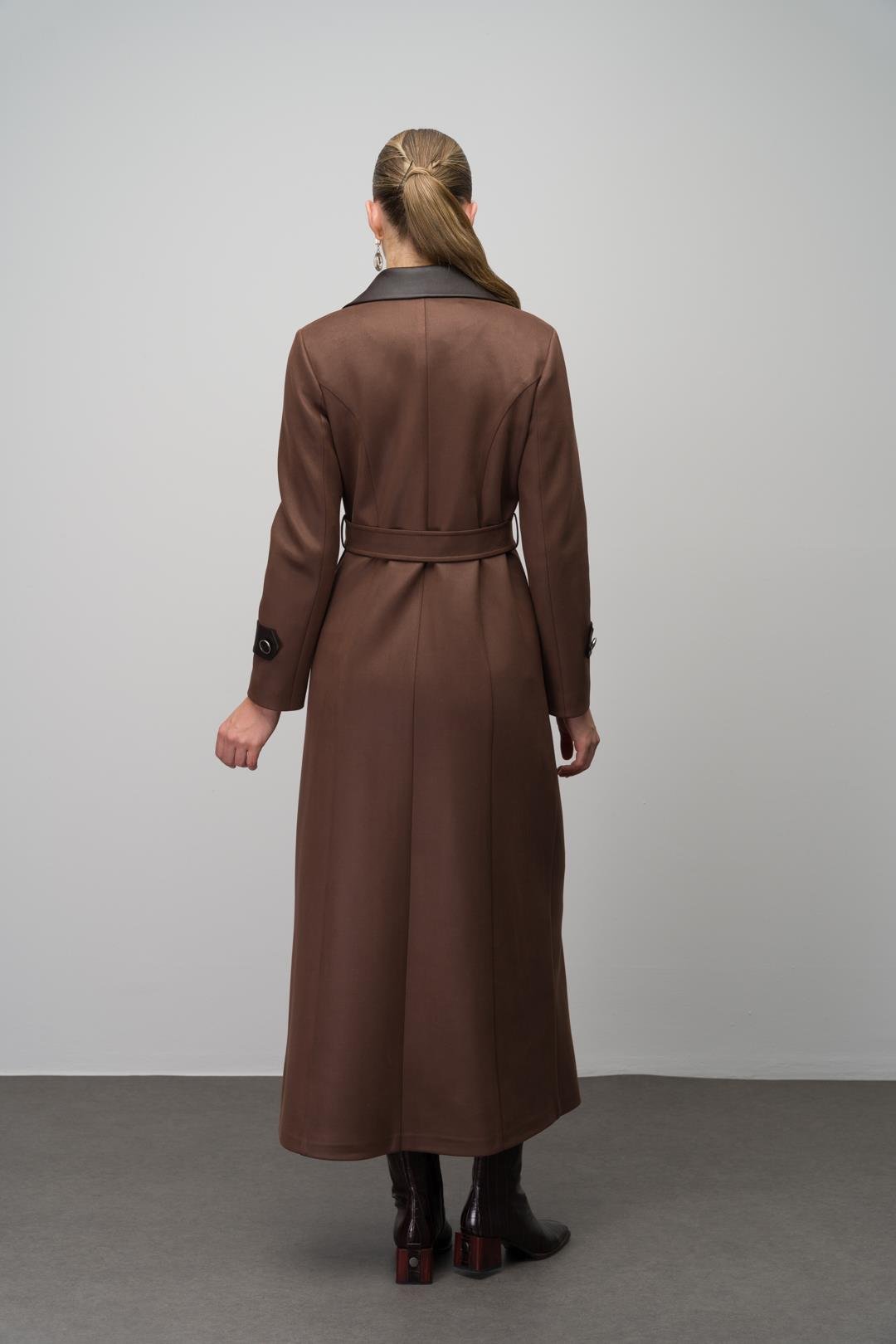 معطف علوي مزدوج الصدر من جلد الغبردين المزين بالجلد السويدي قهوة 6647