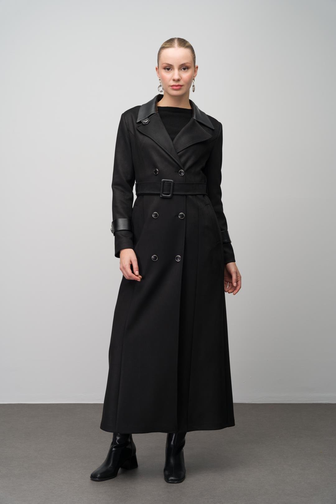 معطف علوي مزدوج الصدر من جلد الغبردين المزين بالجلد السويدي أسود 6647