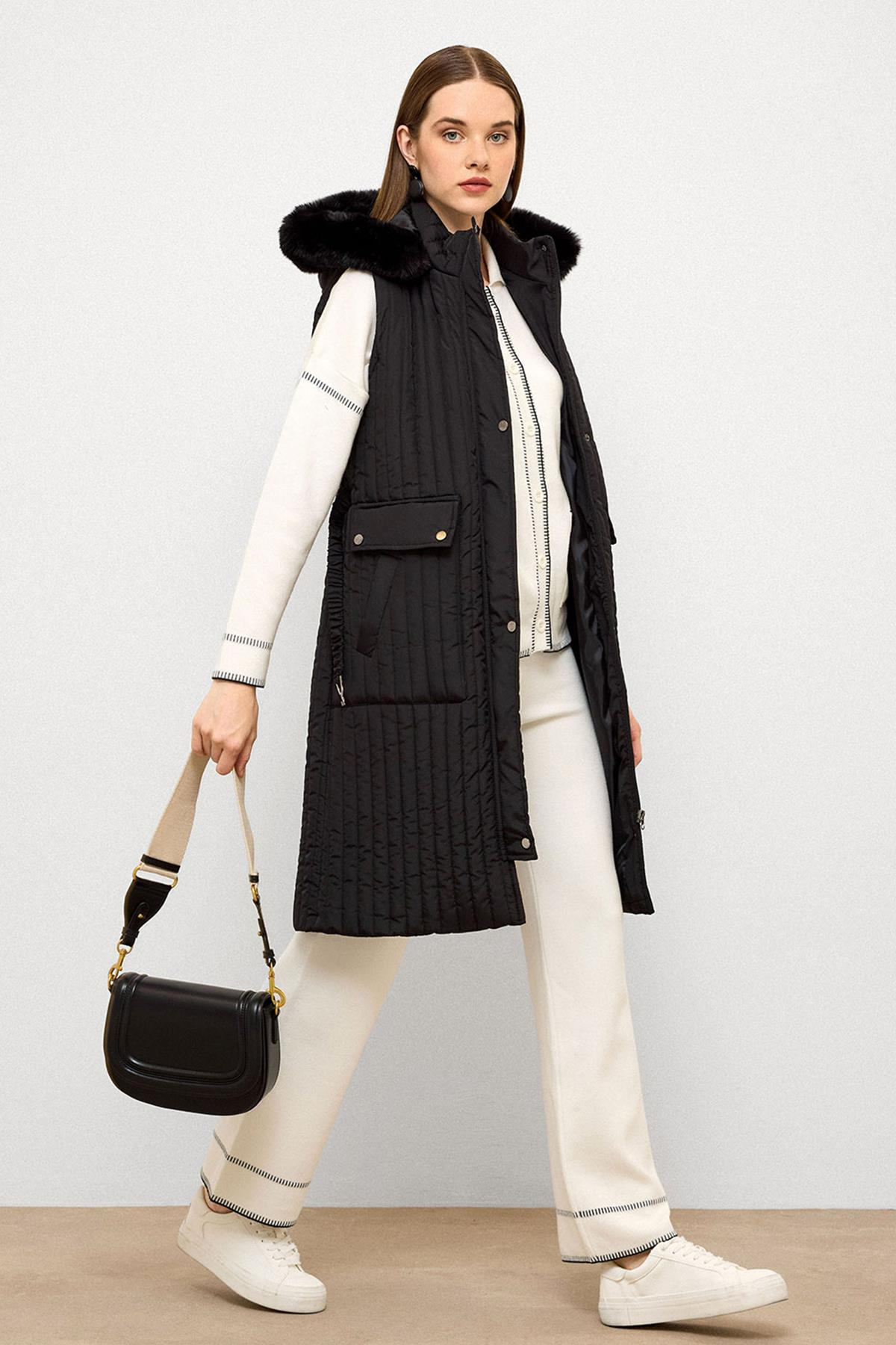 سترة مبطنة بالفرو وغطاء رأس قابل للإزالة وتفاصيل الحزام أسود 8263