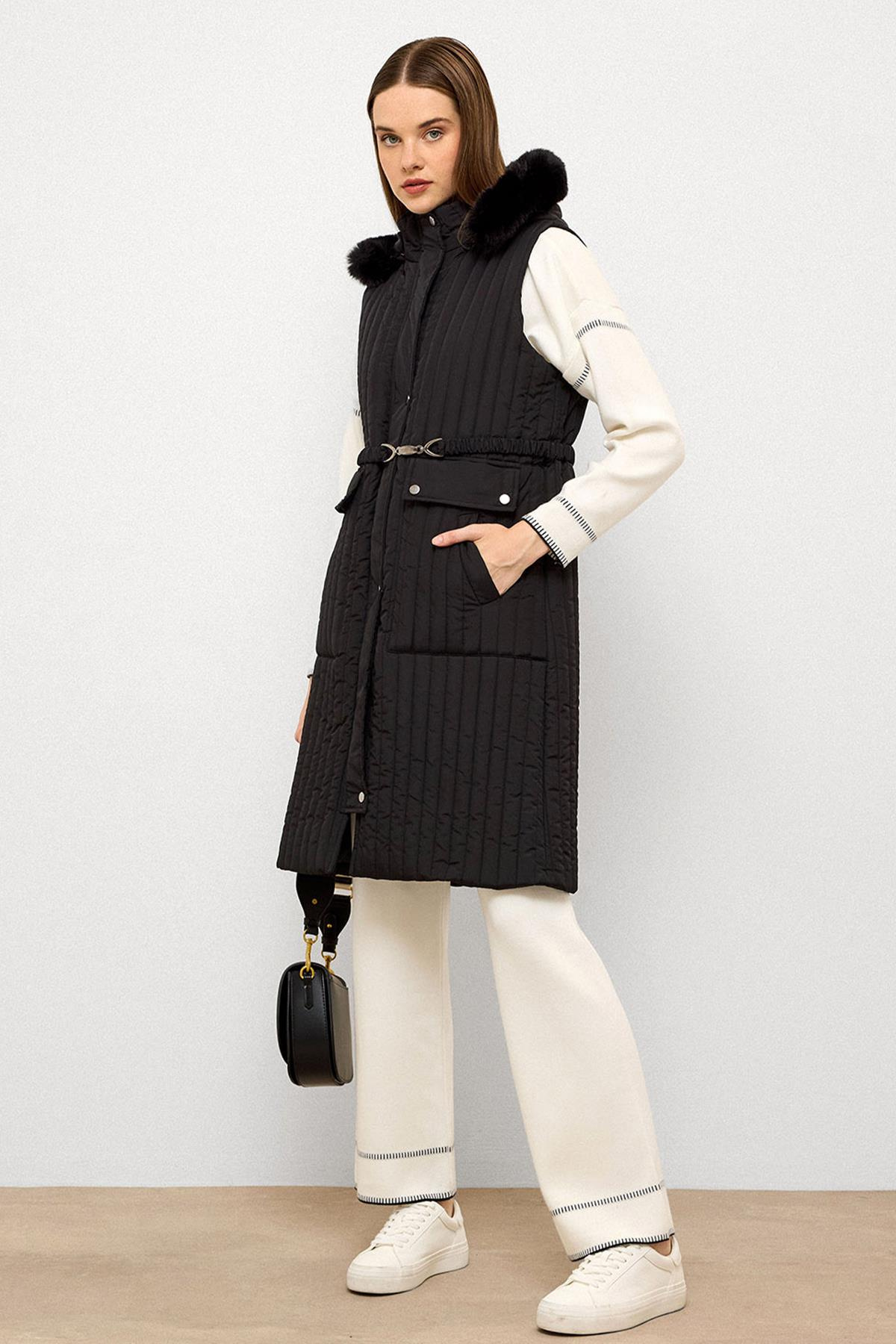 سترة مبطنة بالفرو وغطاء رأس قابل للإزالة وتفاصيل الحزام أسود 8263