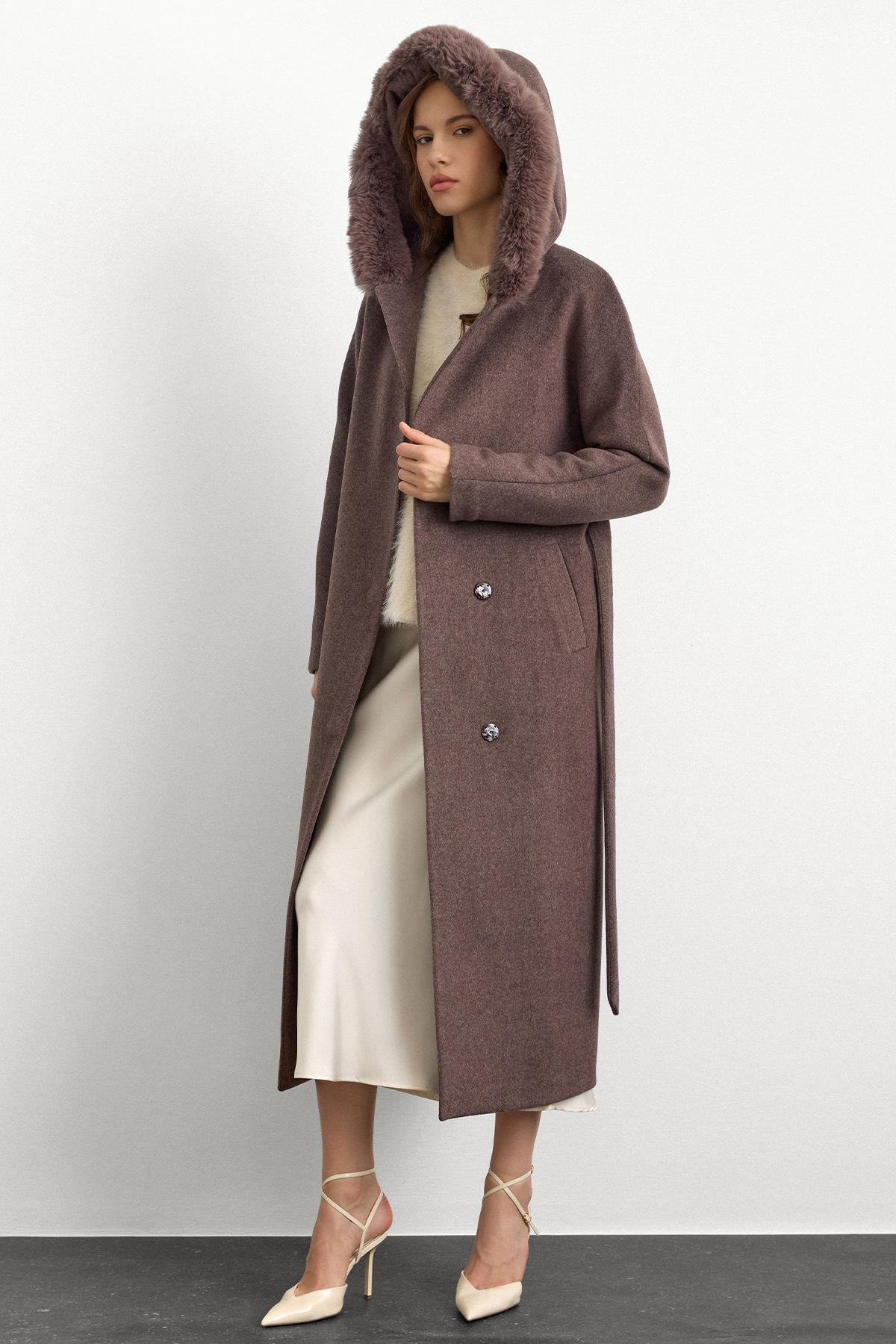 معطف فروي طويل بقلنسوة ورباط على الخصر لاتيه 3107