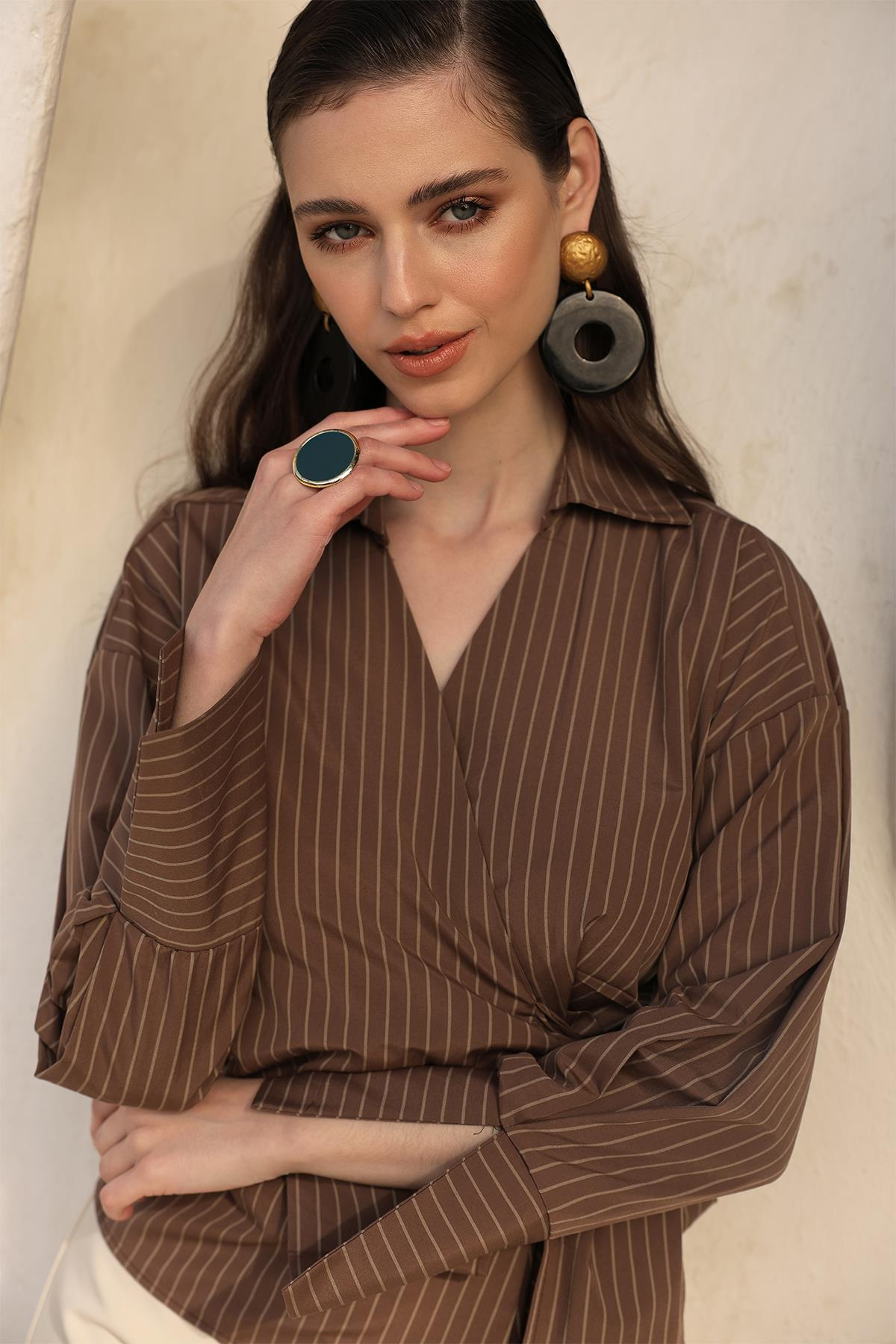 Manşet Detaylı Yandan Bağlamalı Çizgili Gömlek LATTE 9335