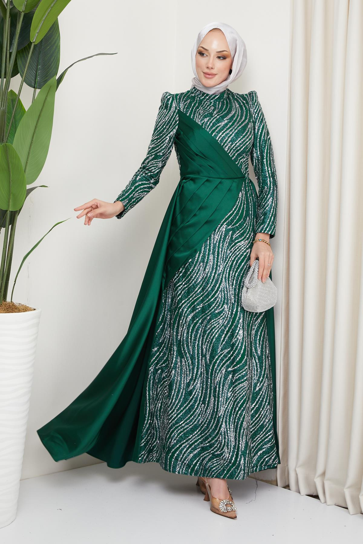 فستان سهرة من التول والساتان مع طيات أمامية وأحجار أخضر 1665