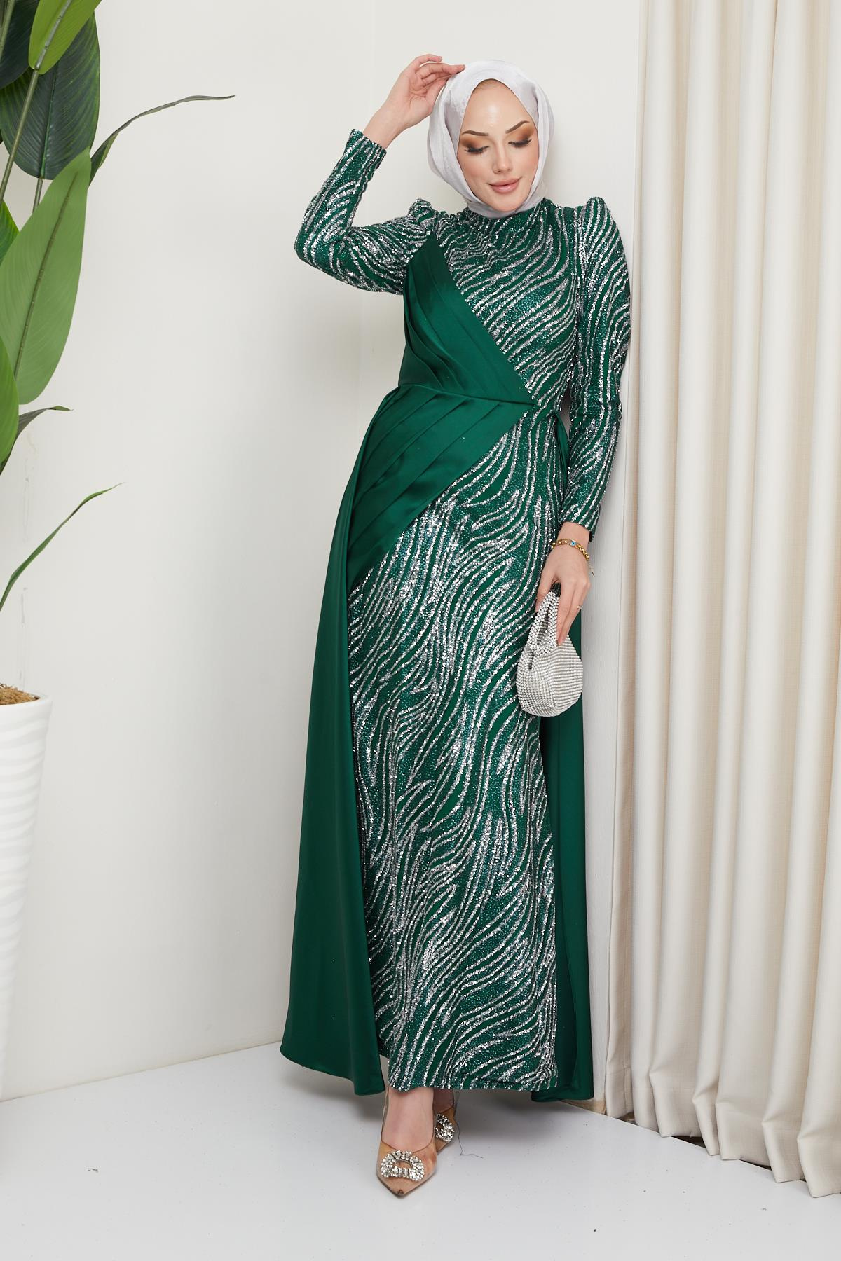 فستان سهرة من التول والساتان مع طيات أمامية وأحجار أخضر 1665