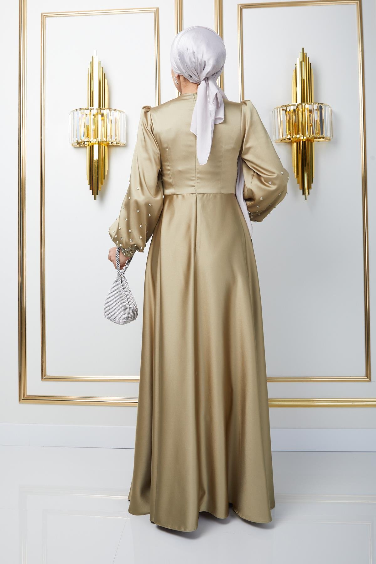 فستان سهرة من الساتان مع تفاصيل حجرية متناثرة على الجهة الأمامية والأكمام زيت أخضر 1658