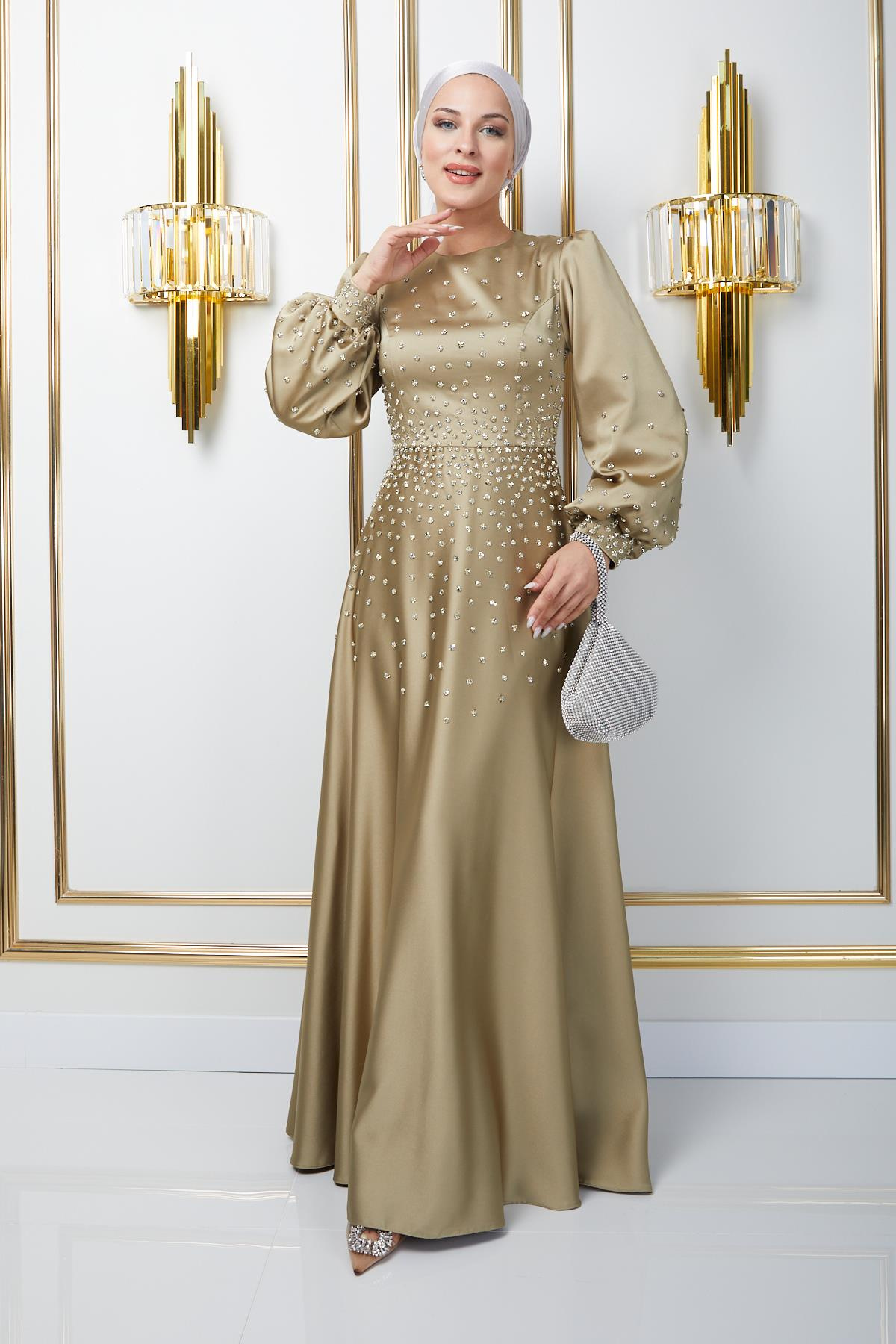 فستان سهرة من الساتان مع تفاصيل حجرية متناثرة على الجهة الأمامية والأكمام زيت أخضر 1658