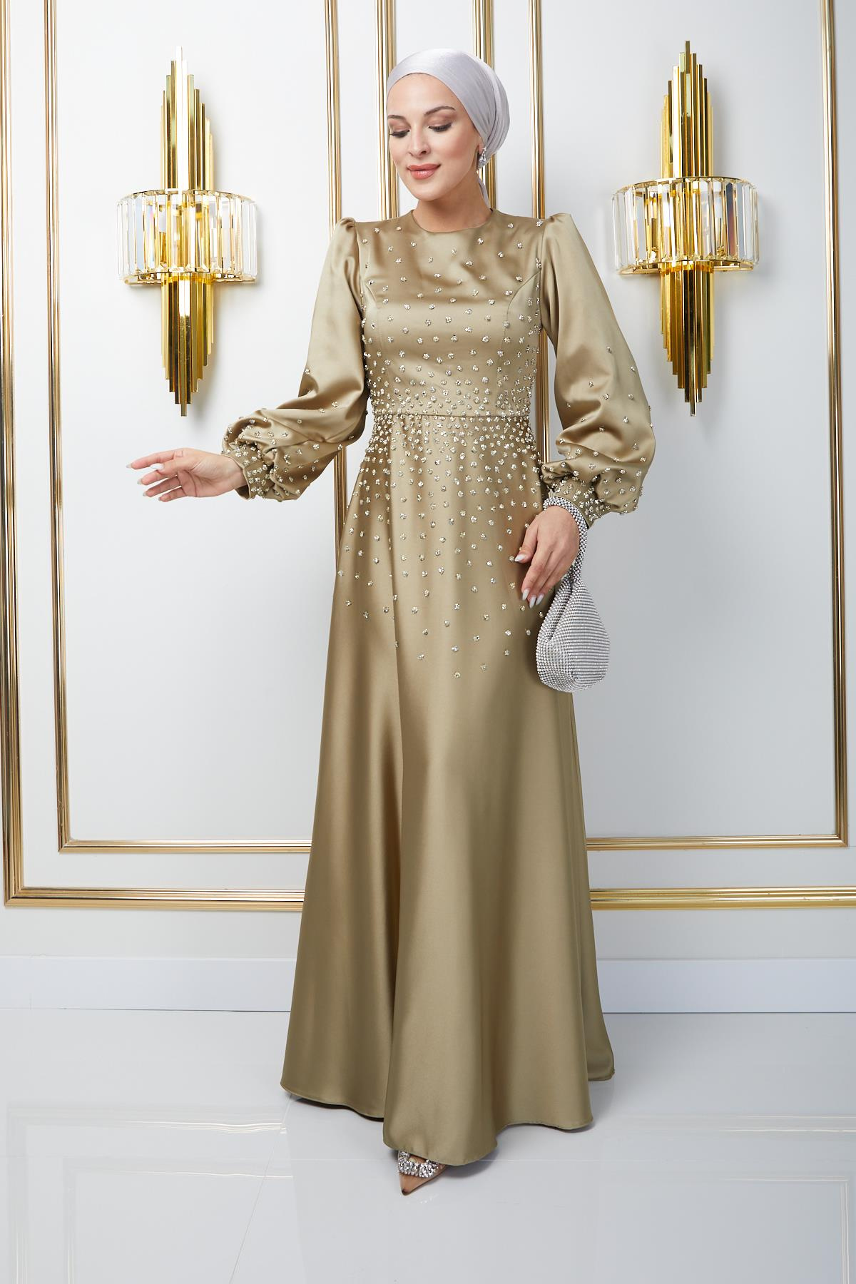 فستان سهرة من الساتان مع تفاصيل حجرية متناثرة على الجهة الأمامية والأكمام زيت أخضر 1658