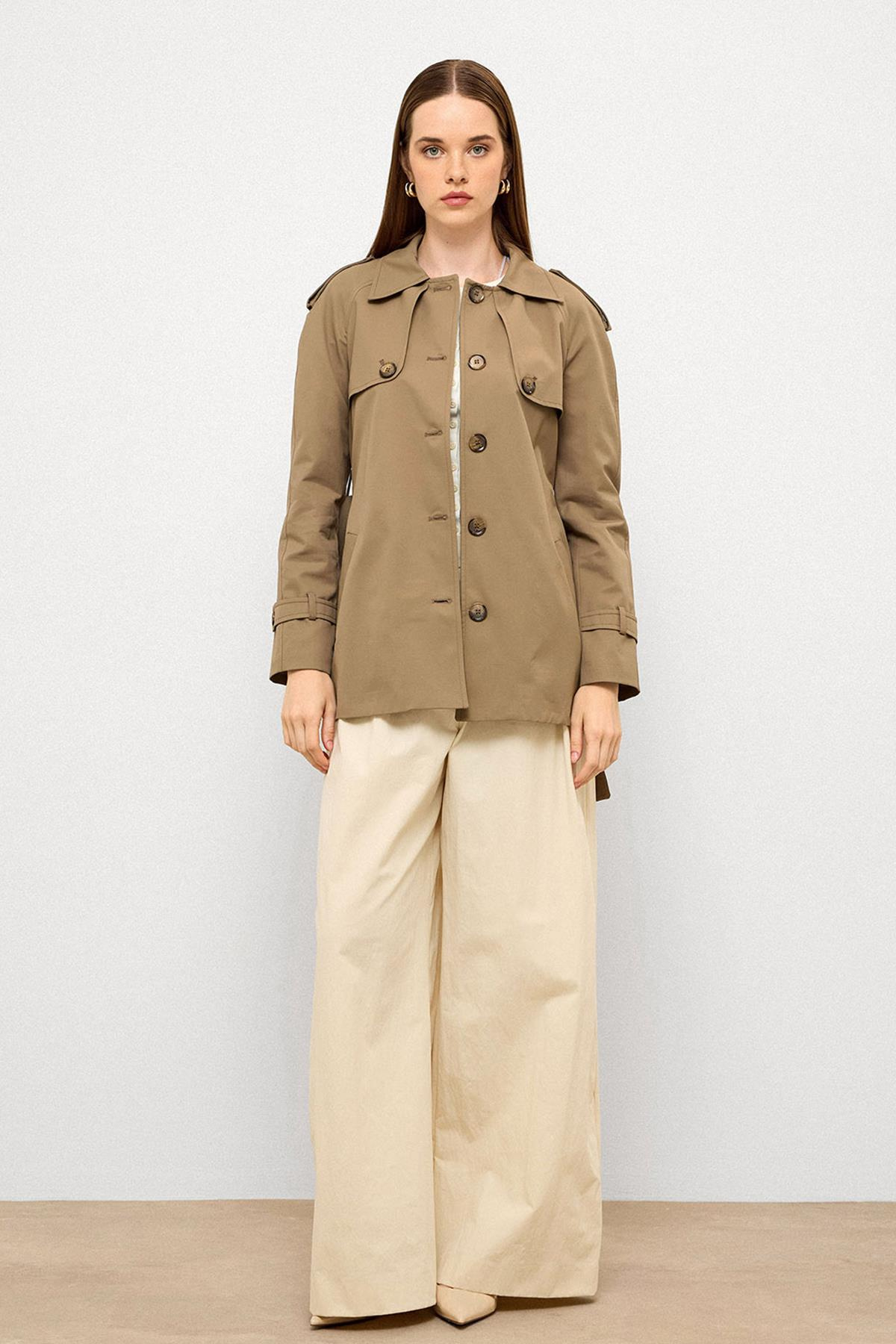 Pelerin ve Apolet Detaylı Su İtici Özellikli Kısa Trençkot VİZON 6765