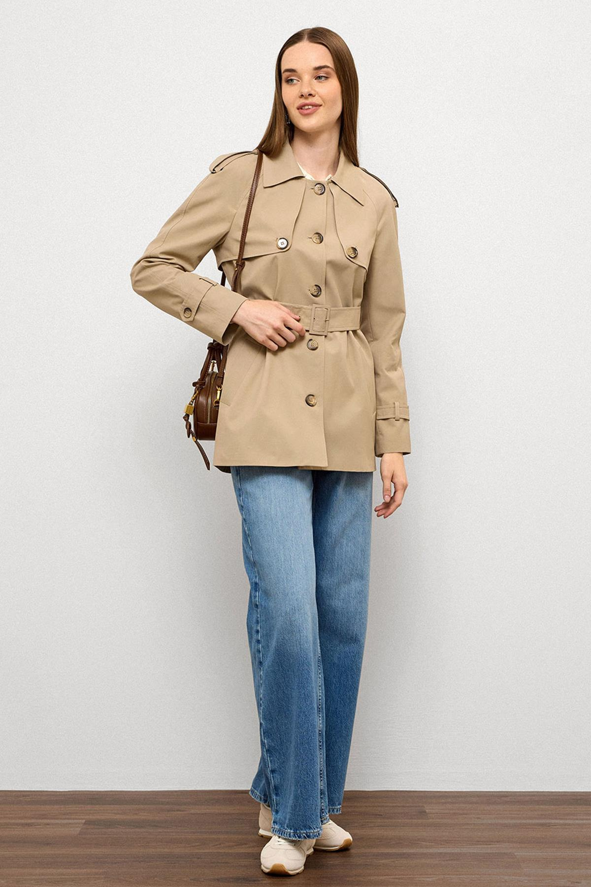 Pelerin ve Apolet Detaylı Su İtici Özellikli Kısa Trençkot BEJ 6765