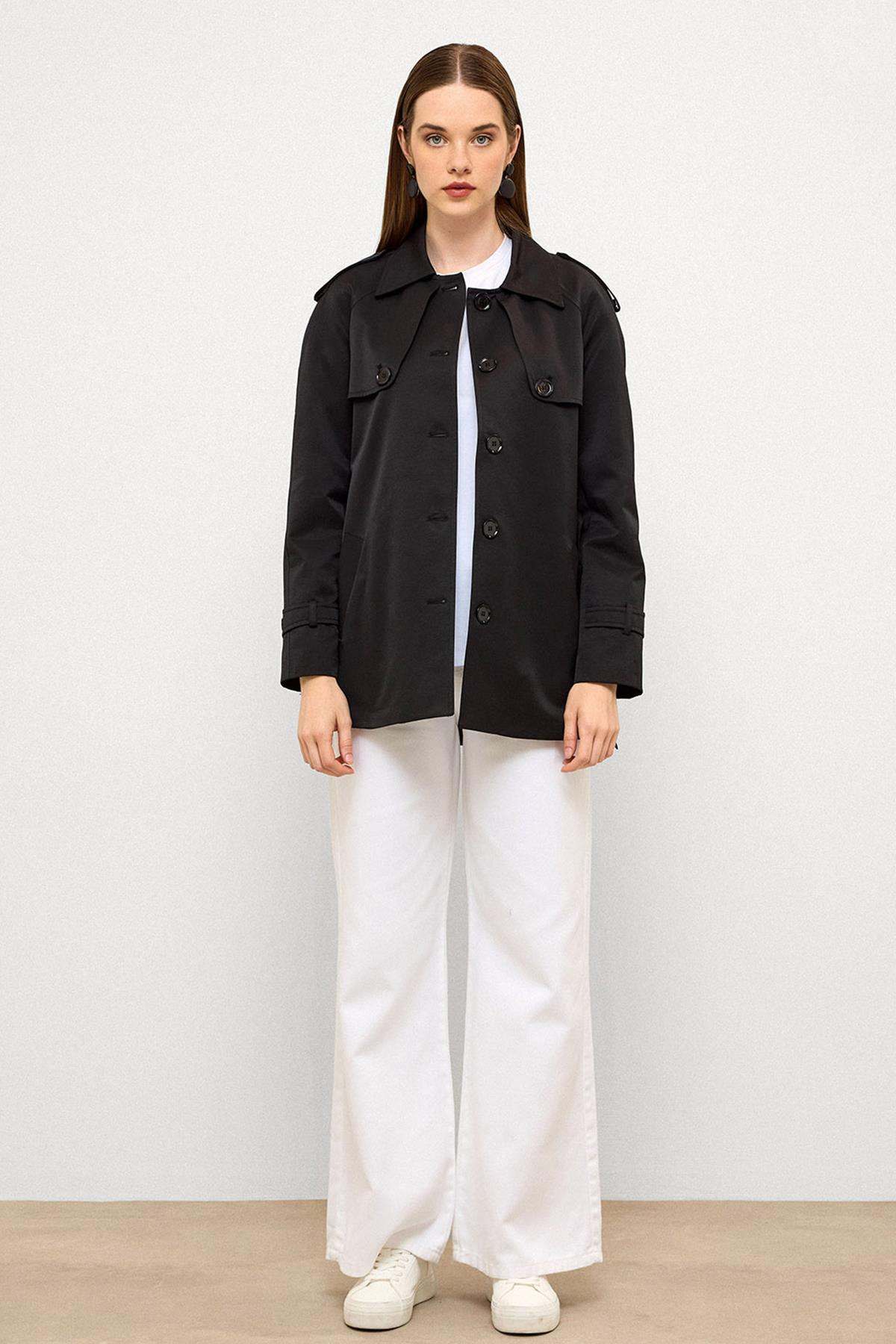 Pelerin ve Apolet Detaylı Su İtici Özellikli Kısa Trençkot SİYAH 6765