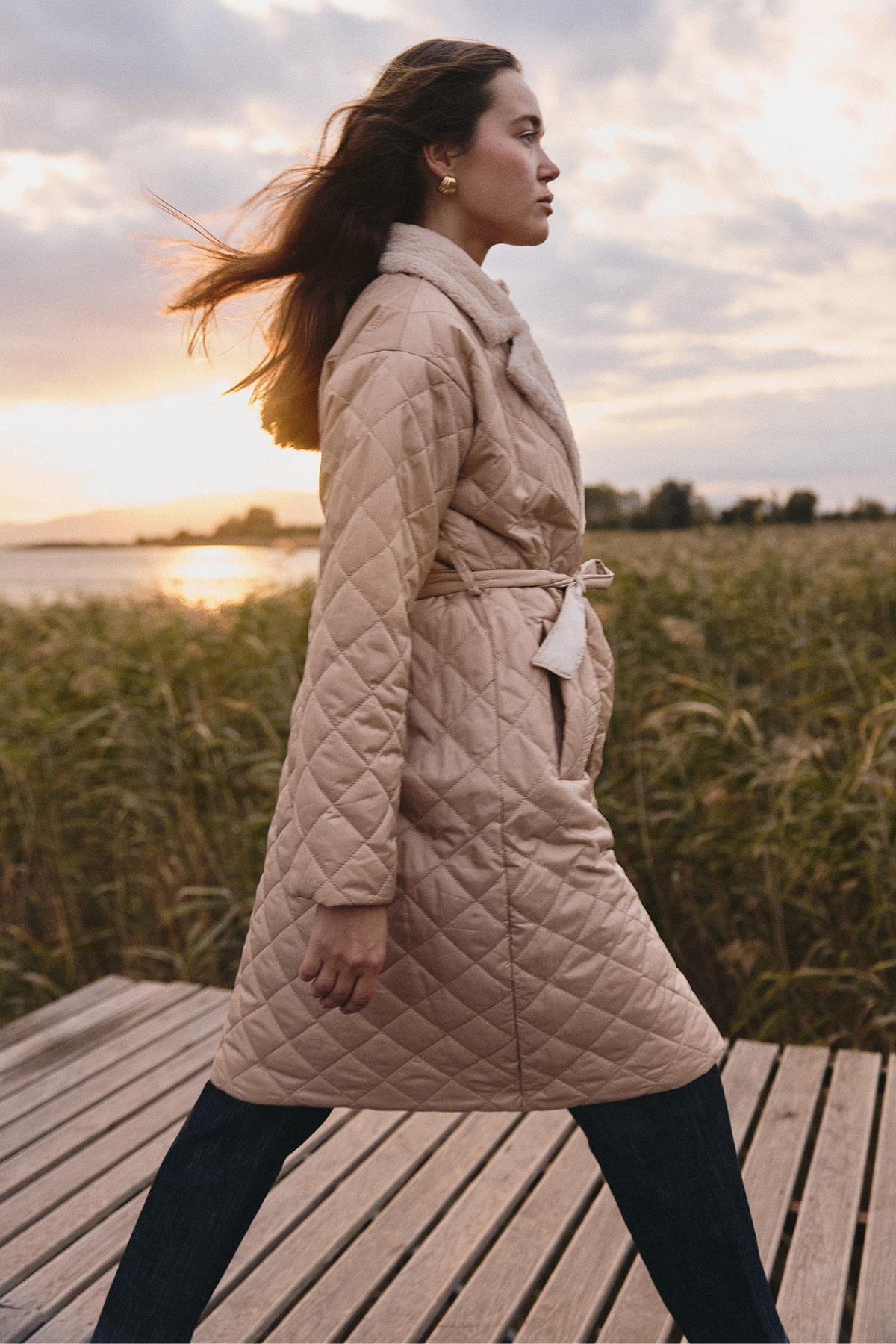 معطف مبطن مزدوج الصدر مع زينة فخمة وإغلاق سريع حجر 6787