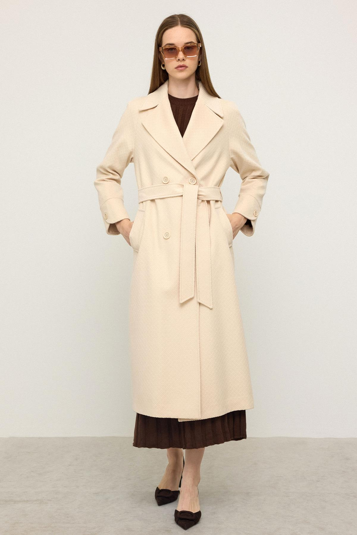 معطف بأكمام راجلان وتفاصيل نقش ذاتي، إصدار محدود كريم 3141