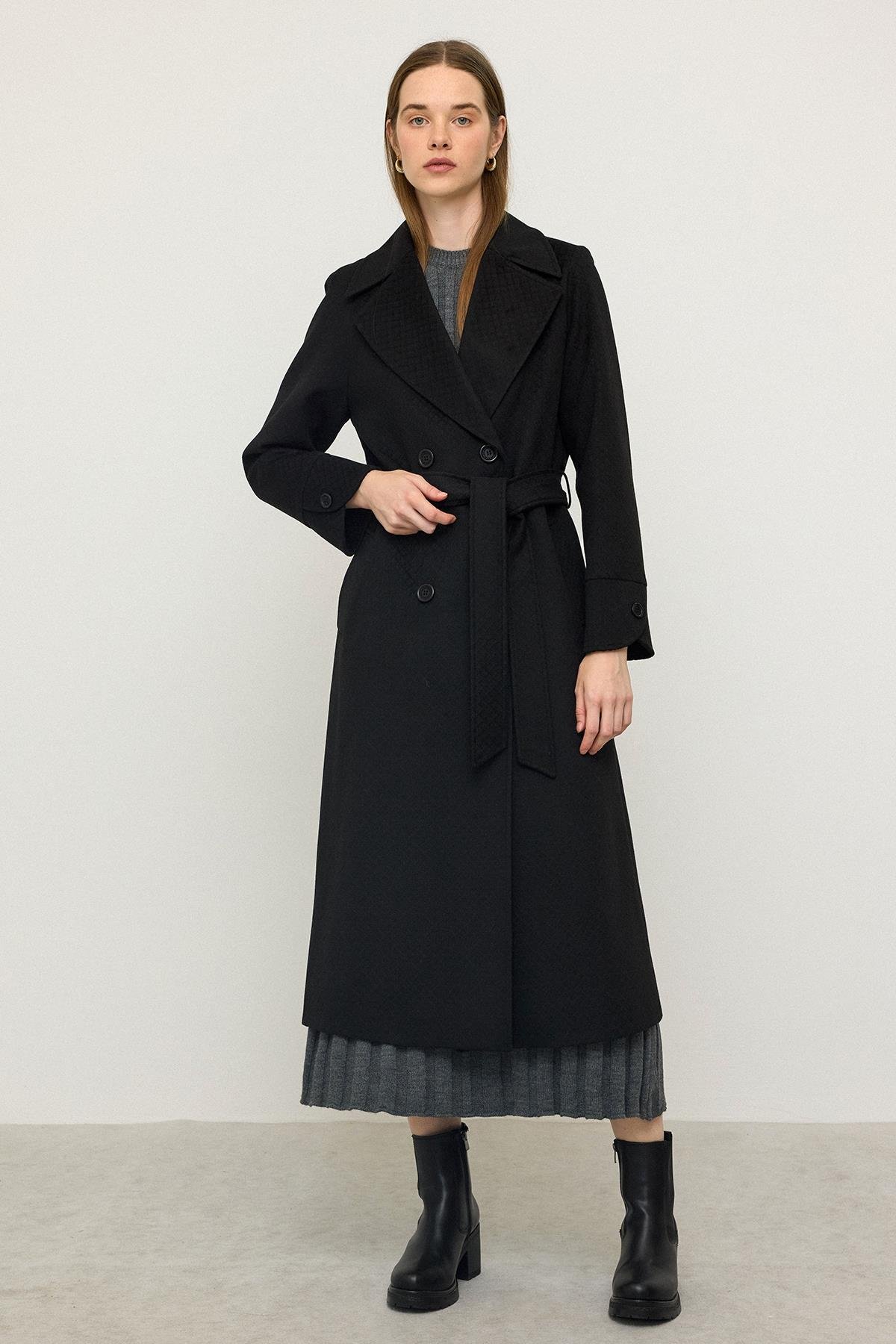 معطف بأكمام راجلان وتفاصيل نقش ذاتي، إصدار محدود أسود 3141