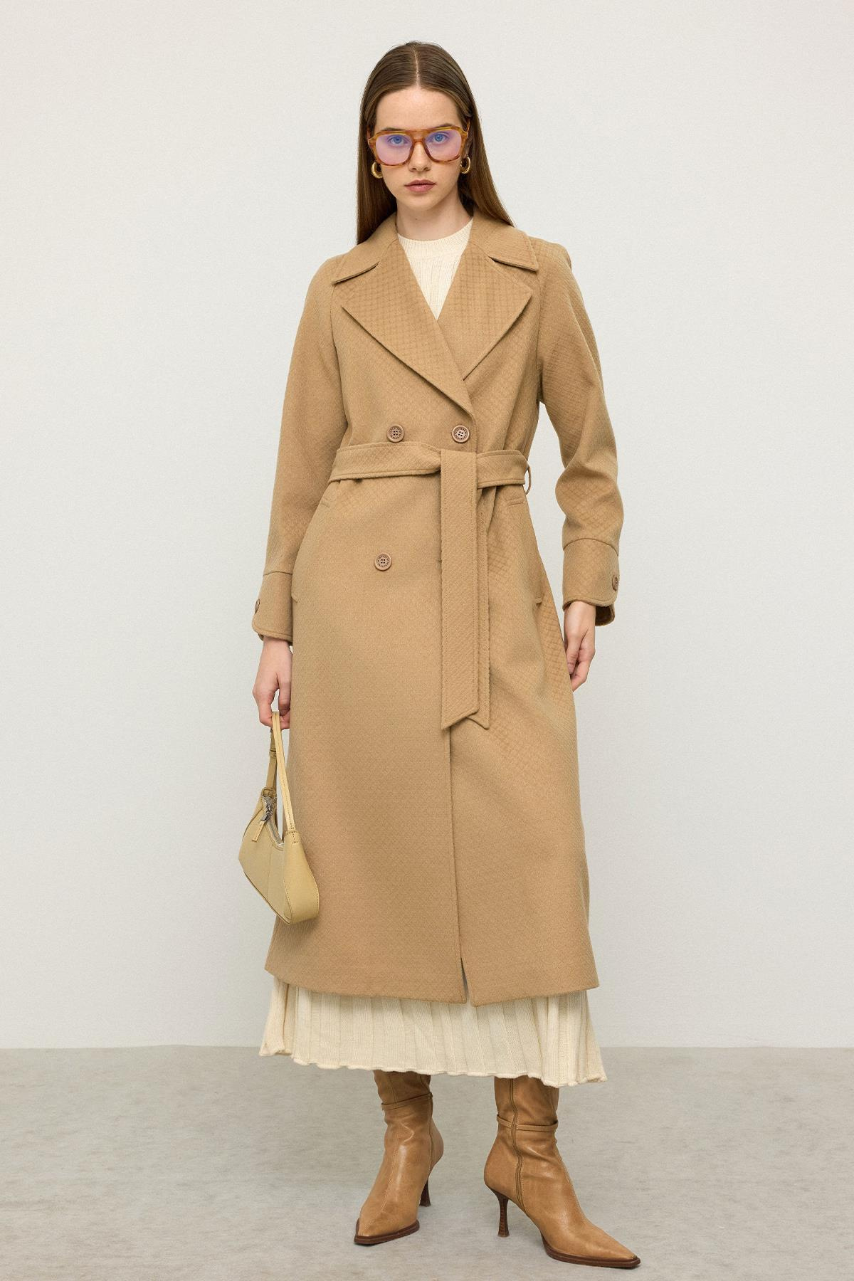 معطف بأكمام راجلان وتفاصيل نقش ذاتي، إصدار محدود كامل 3141