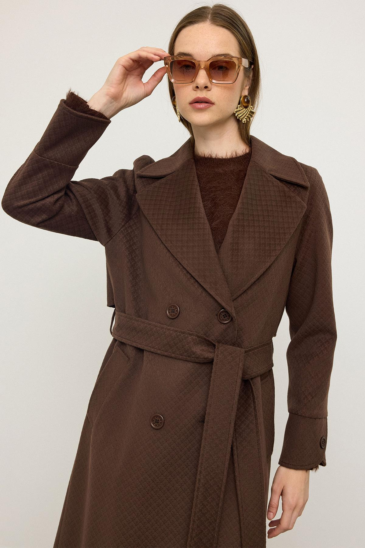 معطف بأكمام راجلان وتفاصيل نقش ذاتي، إصدار محدود قهوة 3141