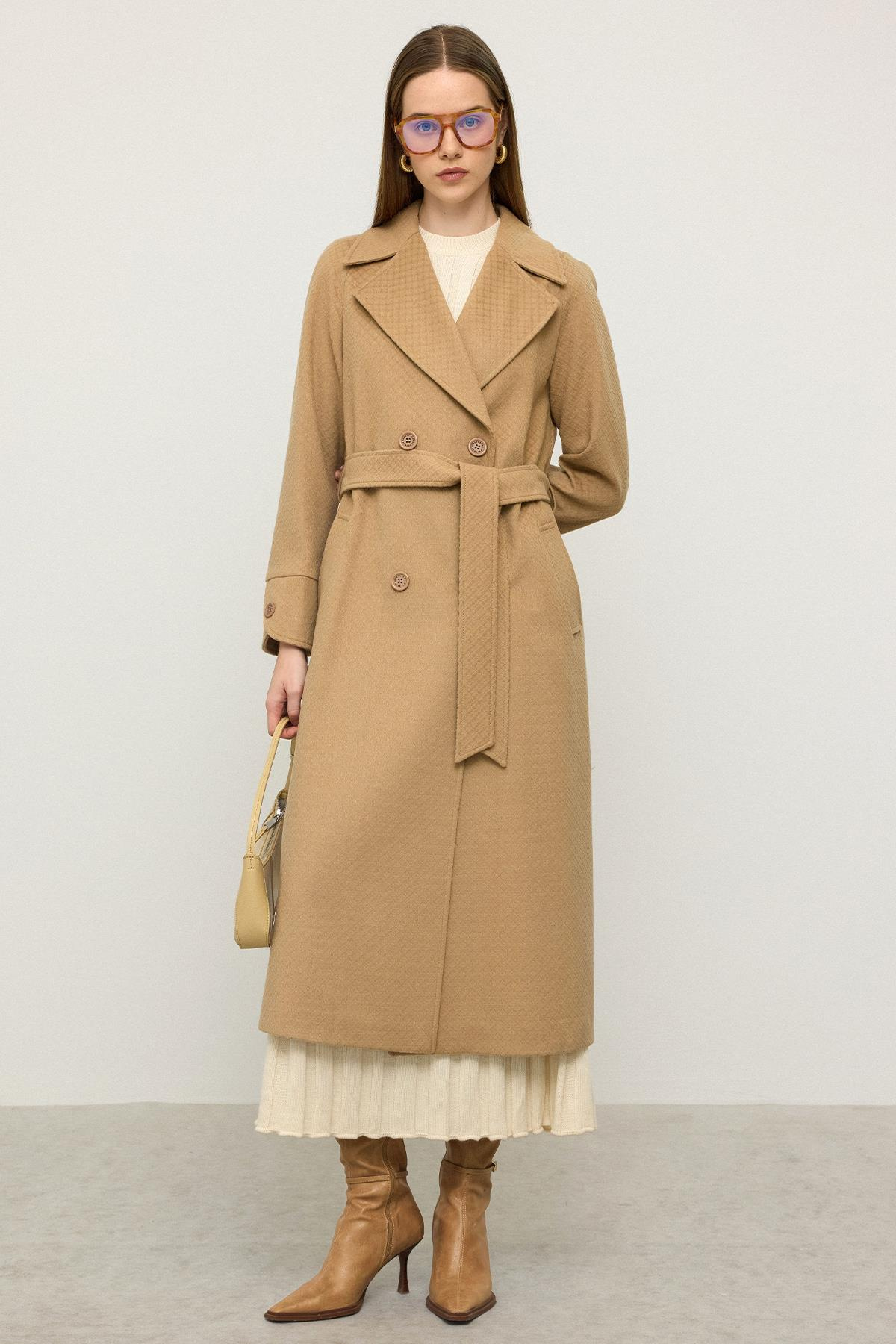 معطف بأكمام راجلان وتفاصيل نقش ذاتي، إصدار محدود كامل 3141