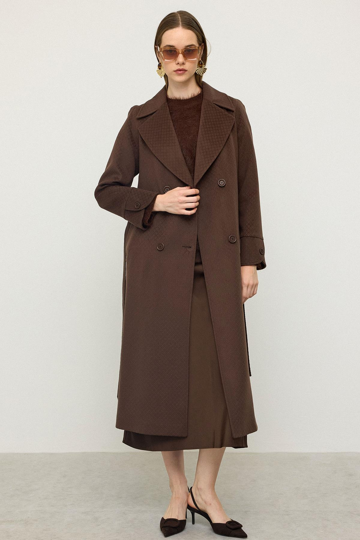 معطف بأكمام راجلان وتفاصيل نقش ذاتي، إصدار محدود قهوة 3141