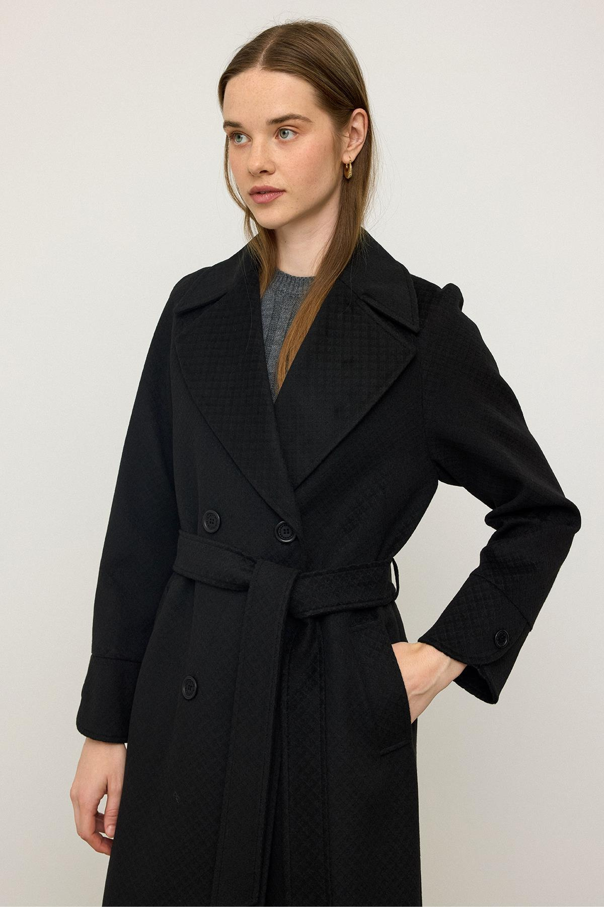 معطف بأكمام راجلان وتفاصيل نقش ذاتي، إصدار محدود أسود 3141