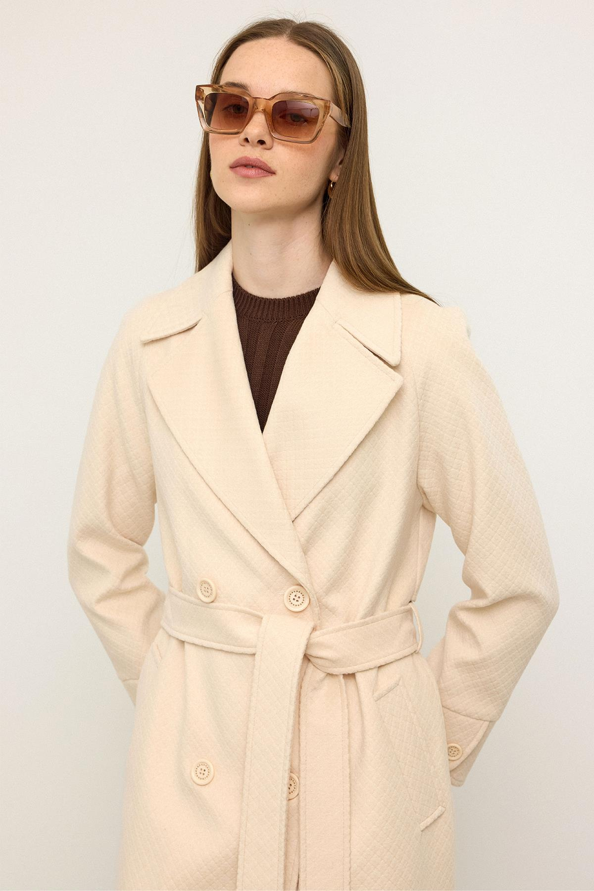 معطف بأكمام راجلان وتفاصيل نقش ذاتي، إصدار محدود كريم 3141