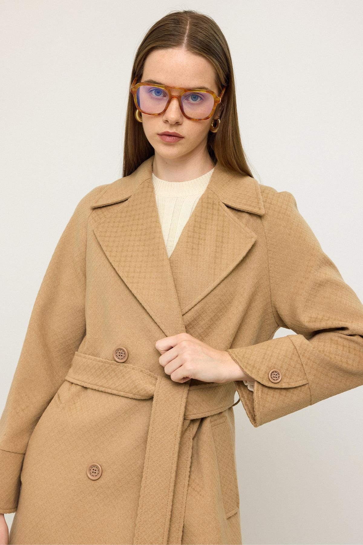 معطف بأكمام راجلان وتفاصيل نقش ذاتي، إصدار محدود كامل 3141