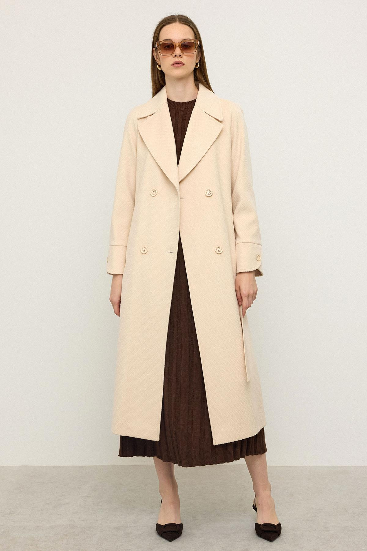 معطف بأكمام راجلان وتفاصيل نقش ذاتي، إصدار محدود كريم 3141