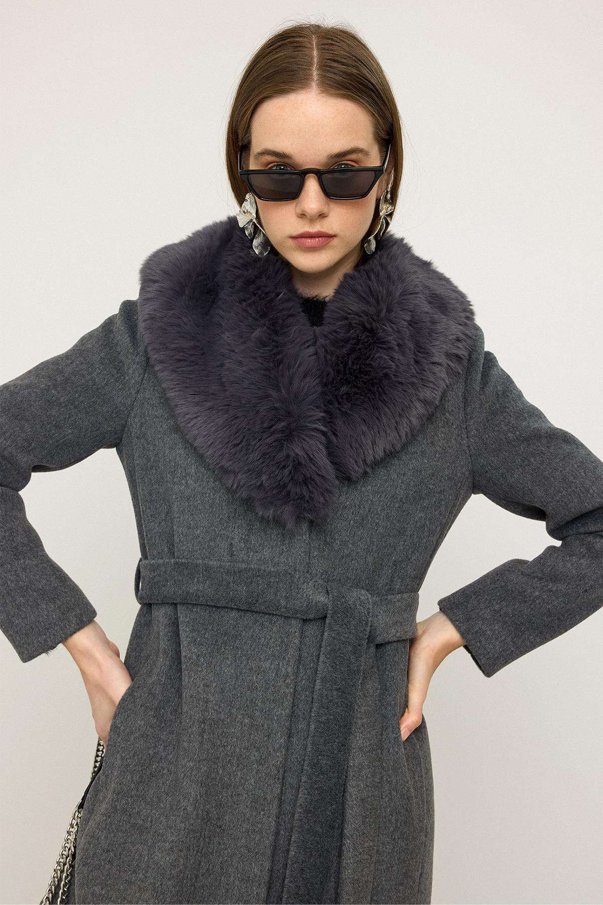 معطف فرو بياقة شال ومربوط حول الخصر رمادي غامق 3093