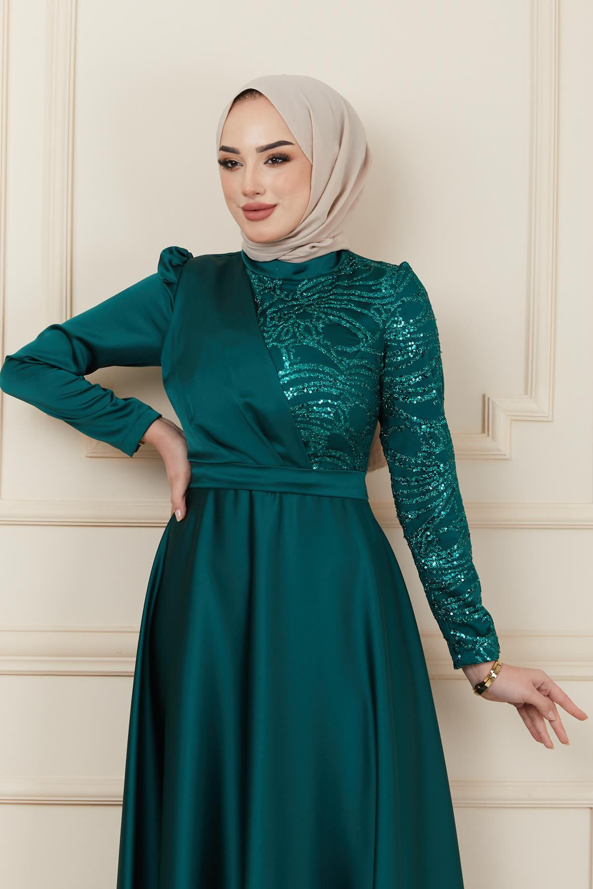 فستان سهرة ساتان مع تفاصيل الكشكشة والترتر أخضر 1626