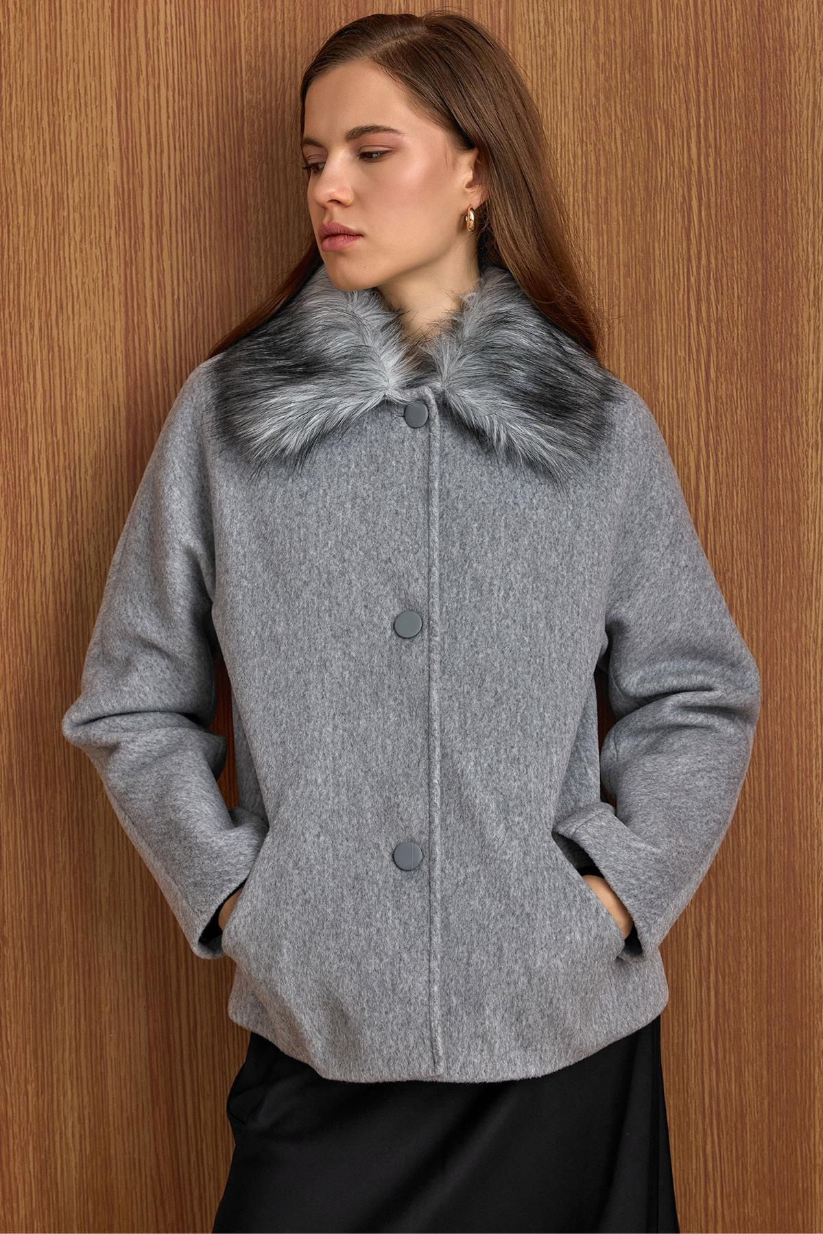 Yakası Çıkabilen Kürklü Kısa Kaban AÇIK GRİ 3158
