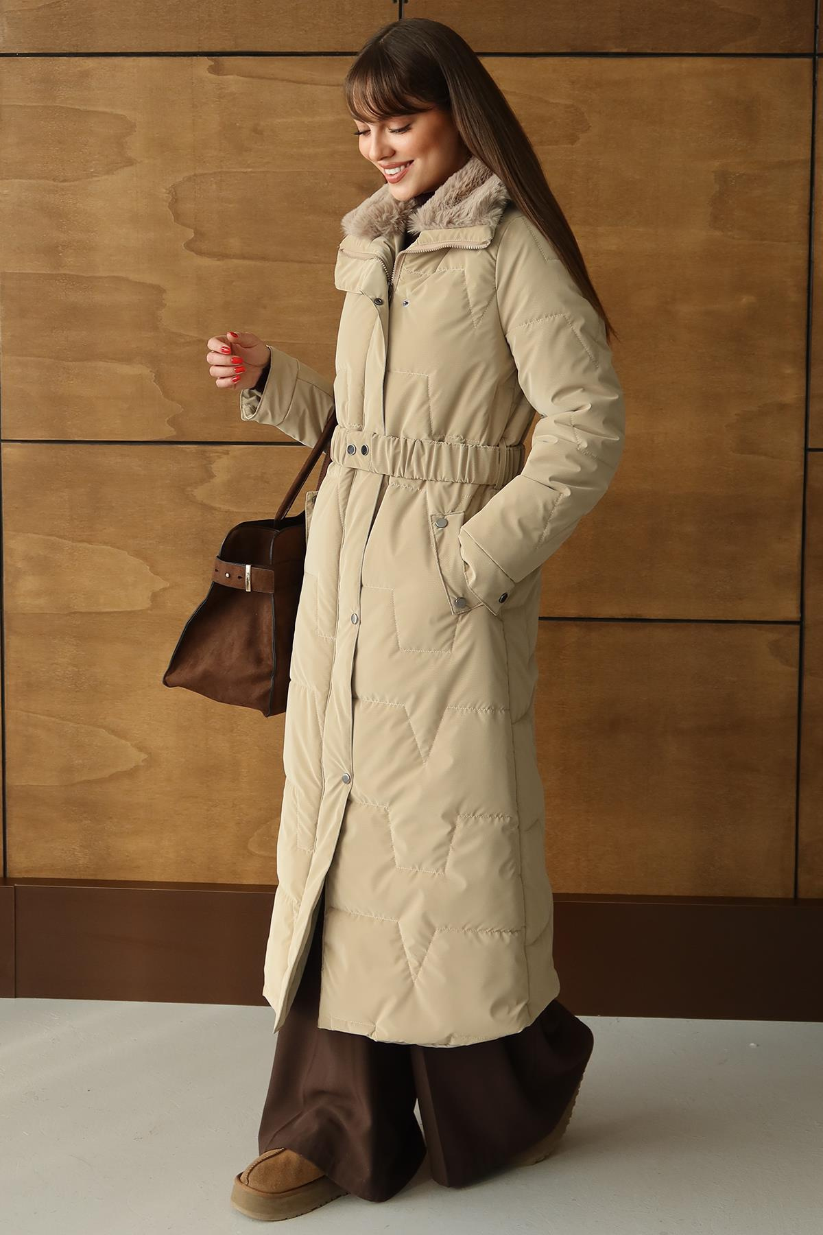 Yakası Kürk Detaylı Fermur Desenli Kapitone Uzun Mont BEJ 6801