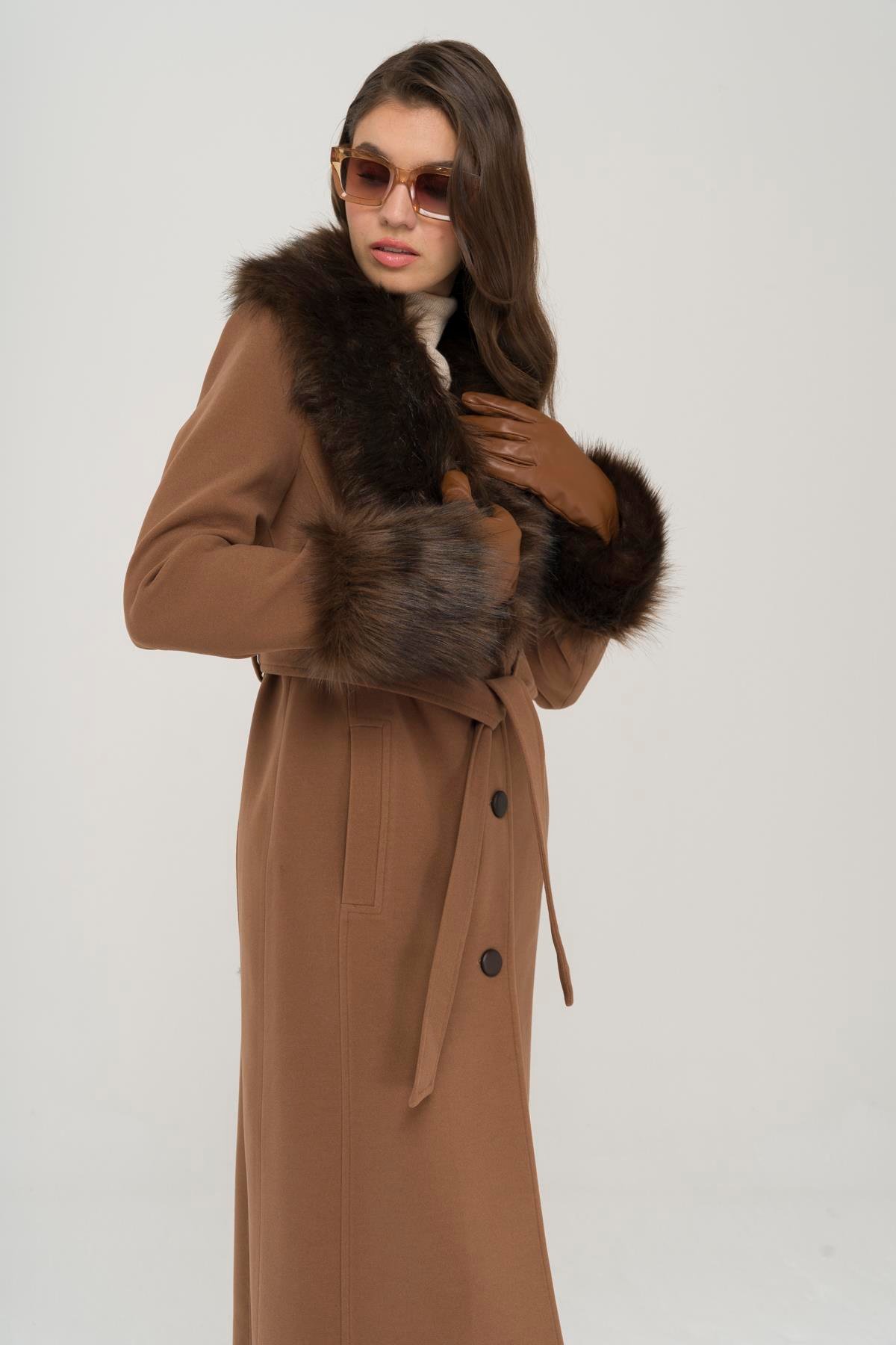 معطف متوسط الطول مع ياقة وأكمام من الفرو قابلة للفصل وإغلاق بأزرار التبغ 3905
